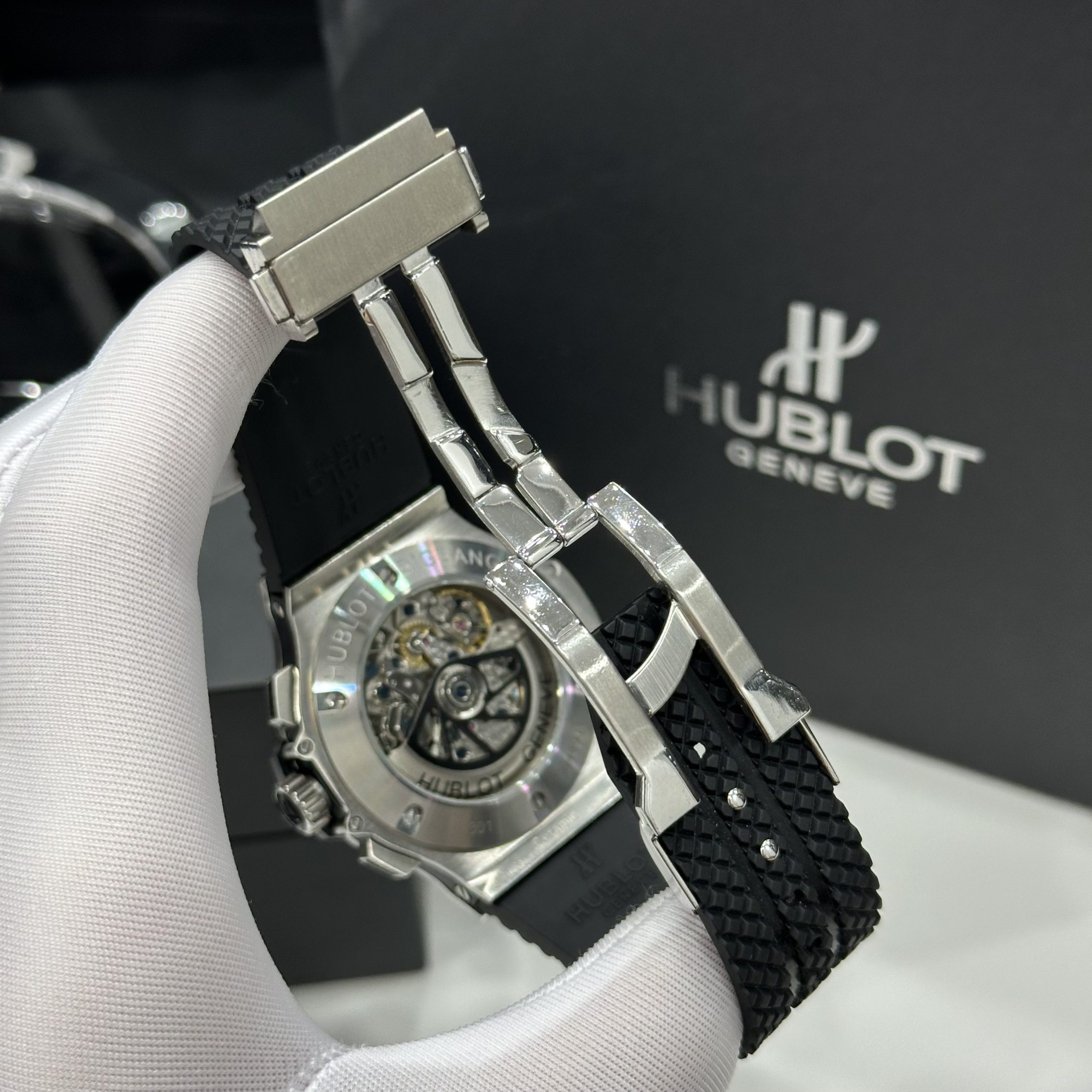 Đồng Hồ Hublot Chế Tác Big Bang Chronograph Titanium Đính Đá 1 Hàng 44mm (1) Đồng Hồ Hublot Chế Tác Big Bang Chronograph Titanium Đính Đá 1 Hàng 44mm (6)