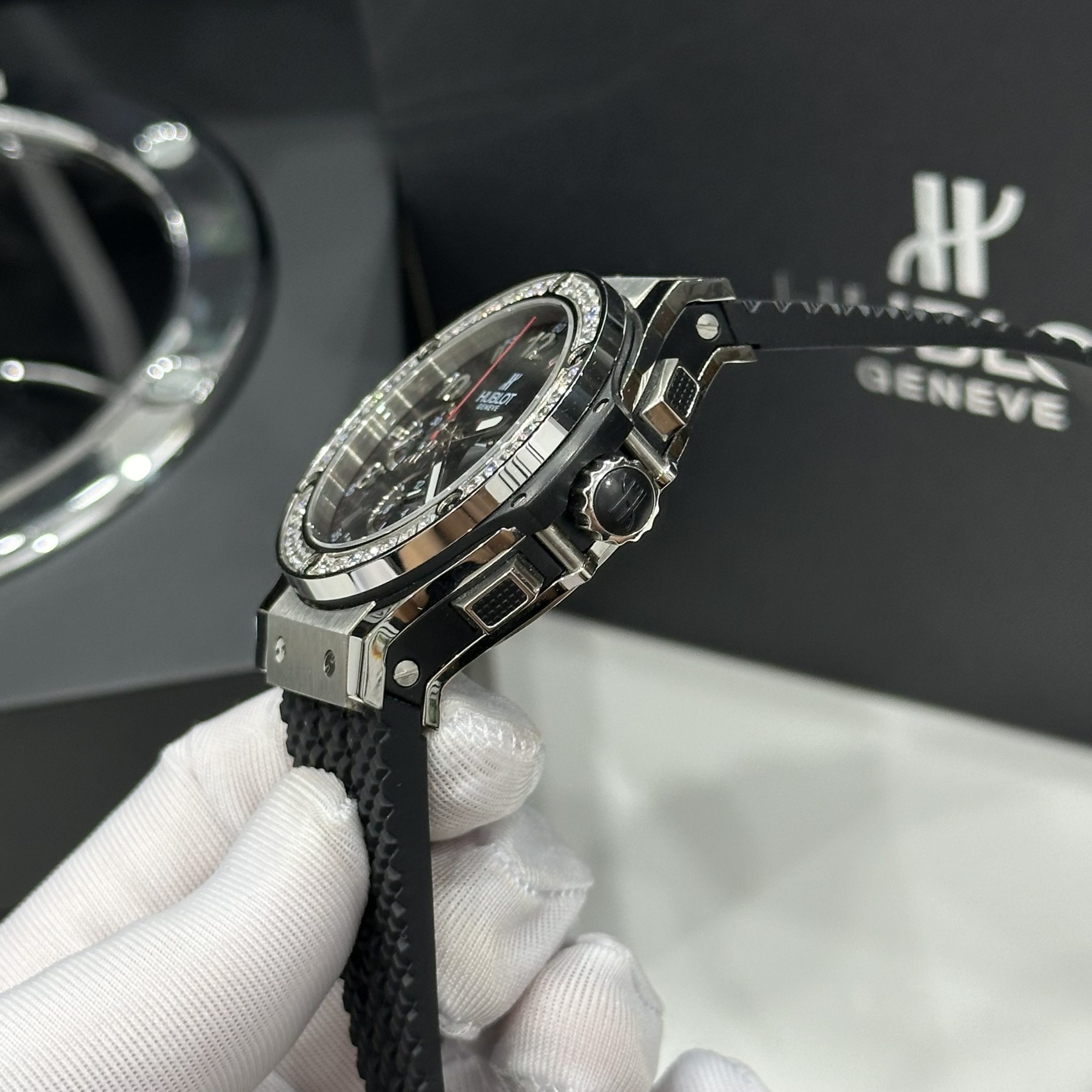 Đồng Hồ Hublot Chế Tác Big Bang Chronograph Titanium Đính Đá 1 Hàng 44mm (4) Đồng Hồ Hublot Chế Tác Big Bang Chronograph Titanium Đính Đá 1 Hàng 44mm (6)