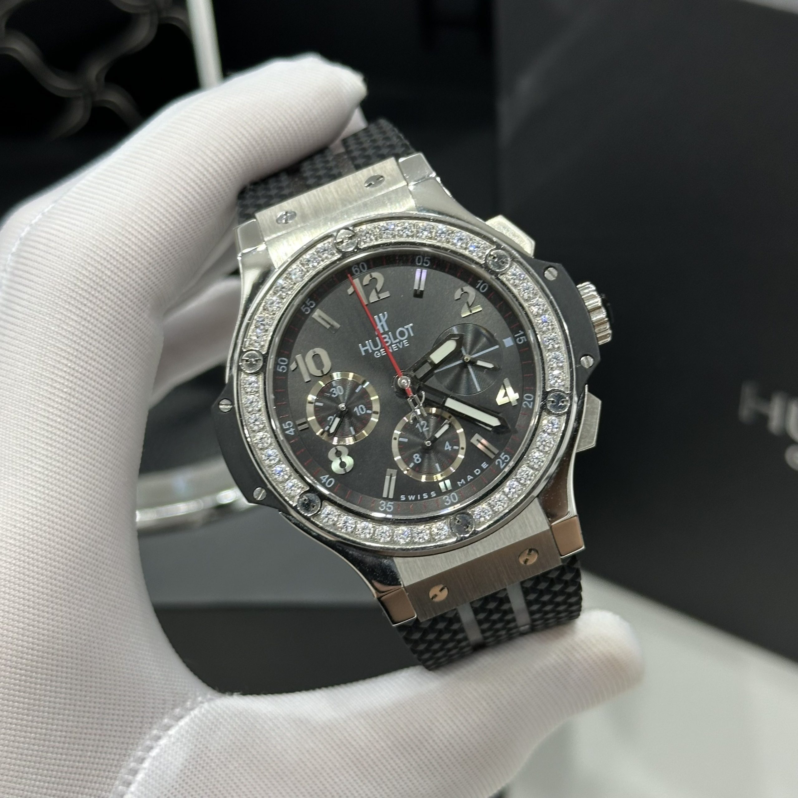 Đồng Hồ Hublot Chế Tác Big Bang Chronograph Titanium Đính Đá 1 Hàng 44mm (5) Đồng Hồ Hublot Chế Tác Big Bang Chronograph Titanium Đính Đá 1 Hàng 44mm (6)