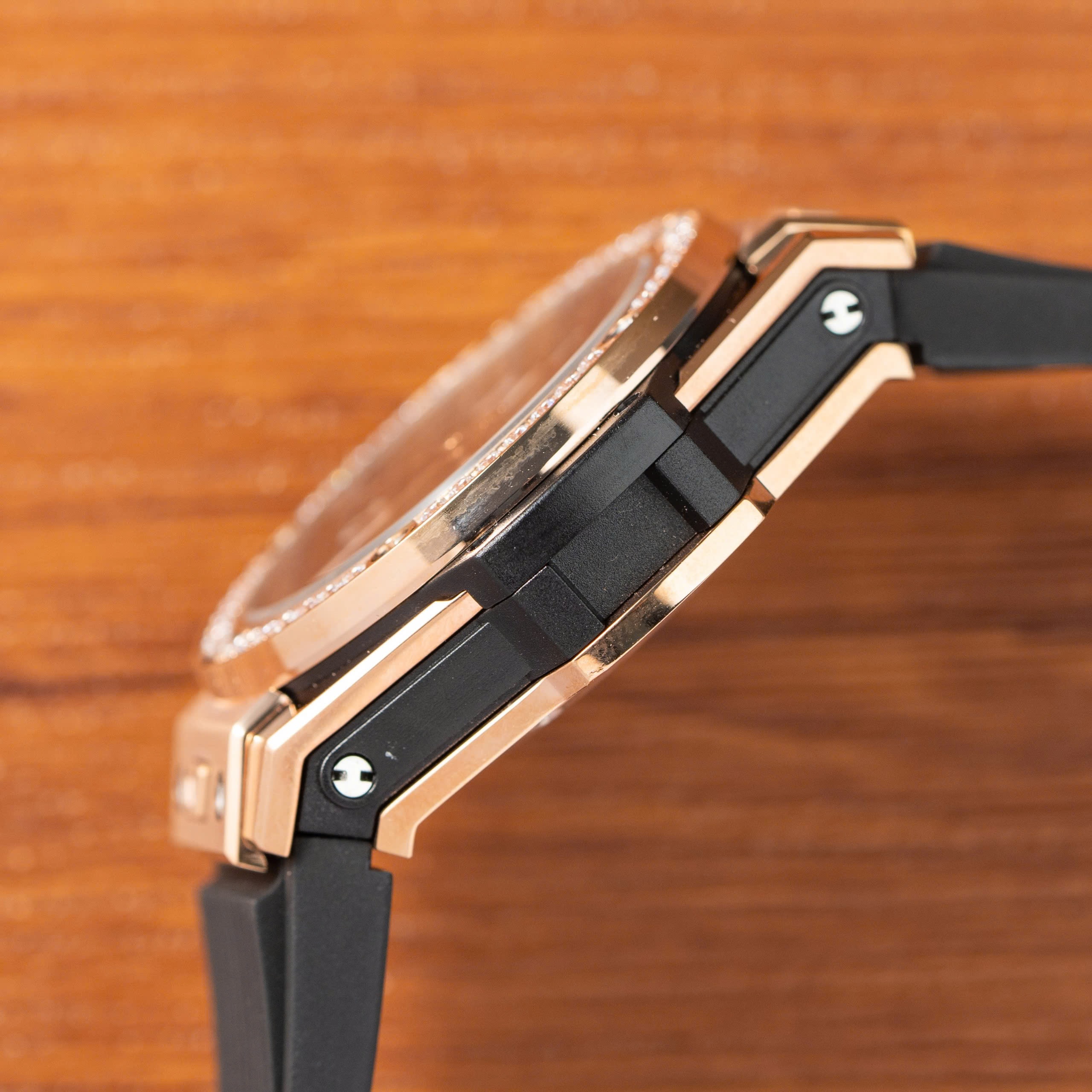 Đồng Hồ Hublot Chế Tác Big Bang King Gold Đính Đá Dây Cao Su 39mm (1) Đồng Hồ Hublot Chế Tác Big Bang King Gold Đính Đá Dây Cao Su 39mm (1)