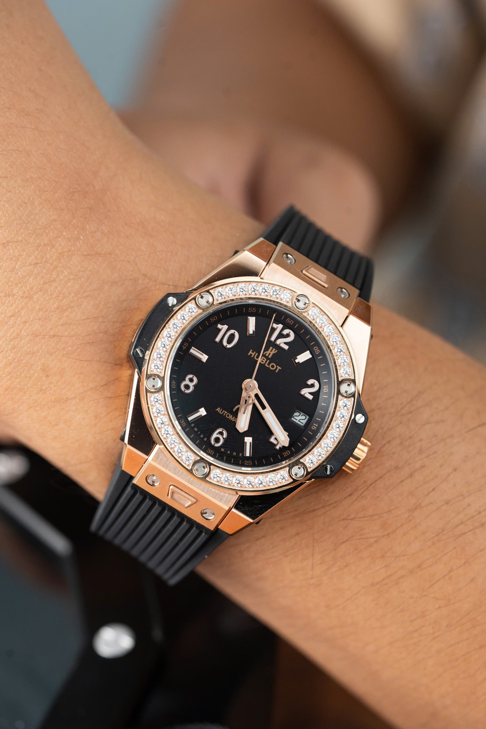 Đồng Hồ Hublot Chế Tác Big Bang King Gold Đính Đá Dây Cao Su 39mm (2) Đồng Hồ Hublot Chế Tác Big Bang King Gold Đính Đá Dây Cao Su 39mm (1)