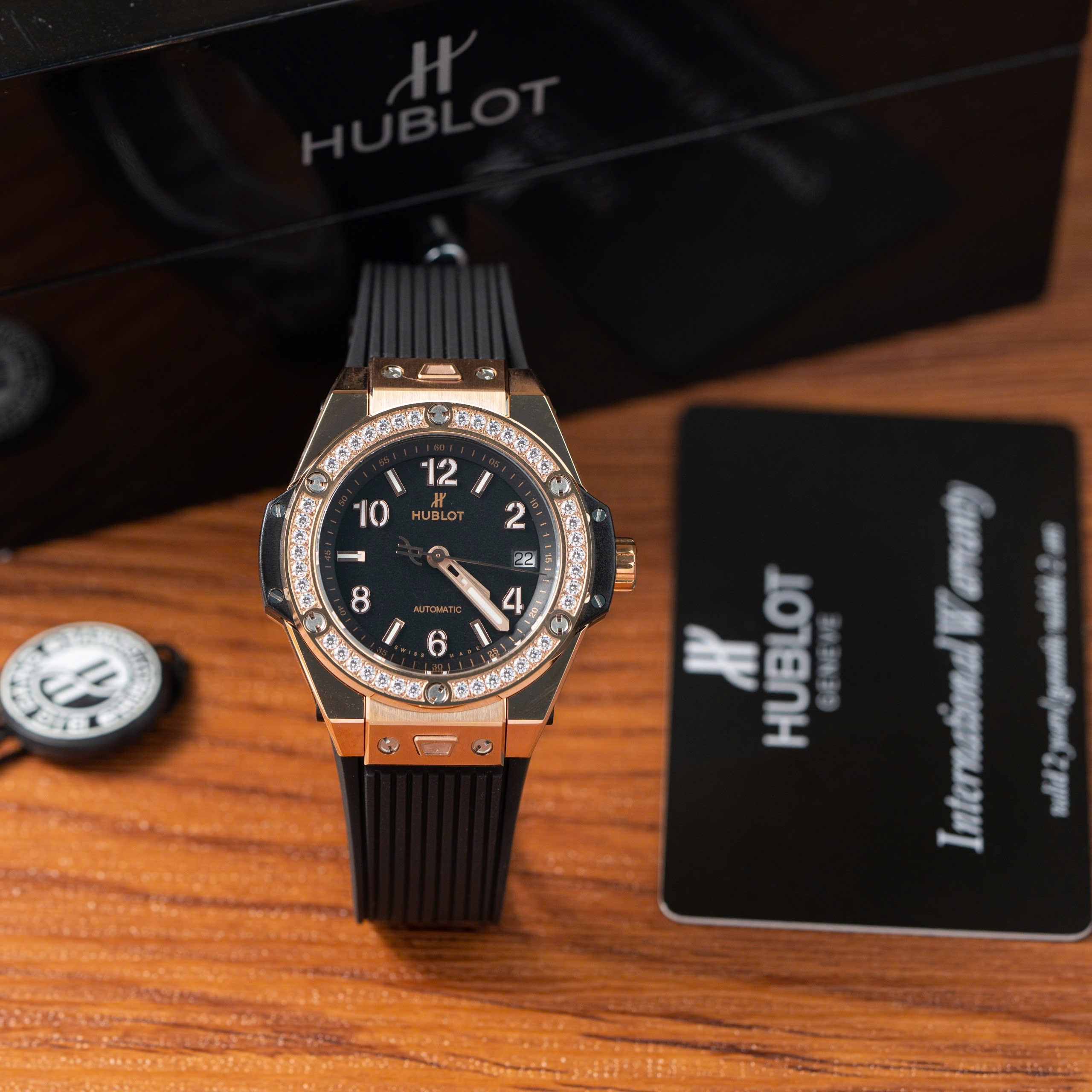 Đồng Hồ Hublot Chế Tác Big Bang King Gold Đính Đá Dây Cao Su 39mm (4) Đồng Hồ Hublot Chế Tác Big Bang King Gold Đính Đá Dây Cao Su 39mm (1)