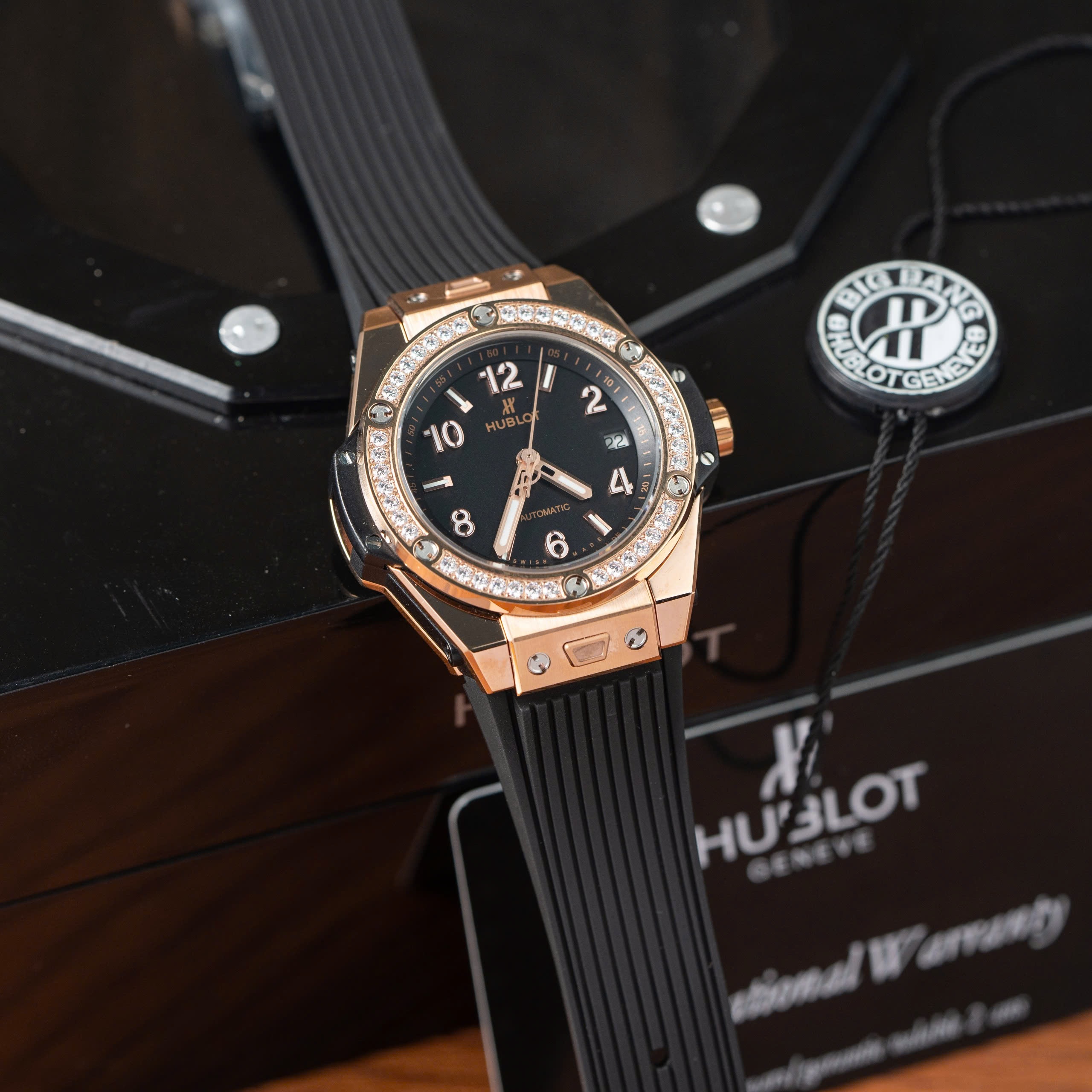 Đồng Hồ Hublot Chế Tác Big Bang King Gold Đính Đá Dây Cao Su 39mm (7) Đồng Hồ Hublot Chế Tác Big Bang King Gold Đính Đá Dây Cao Su 39mm (1)