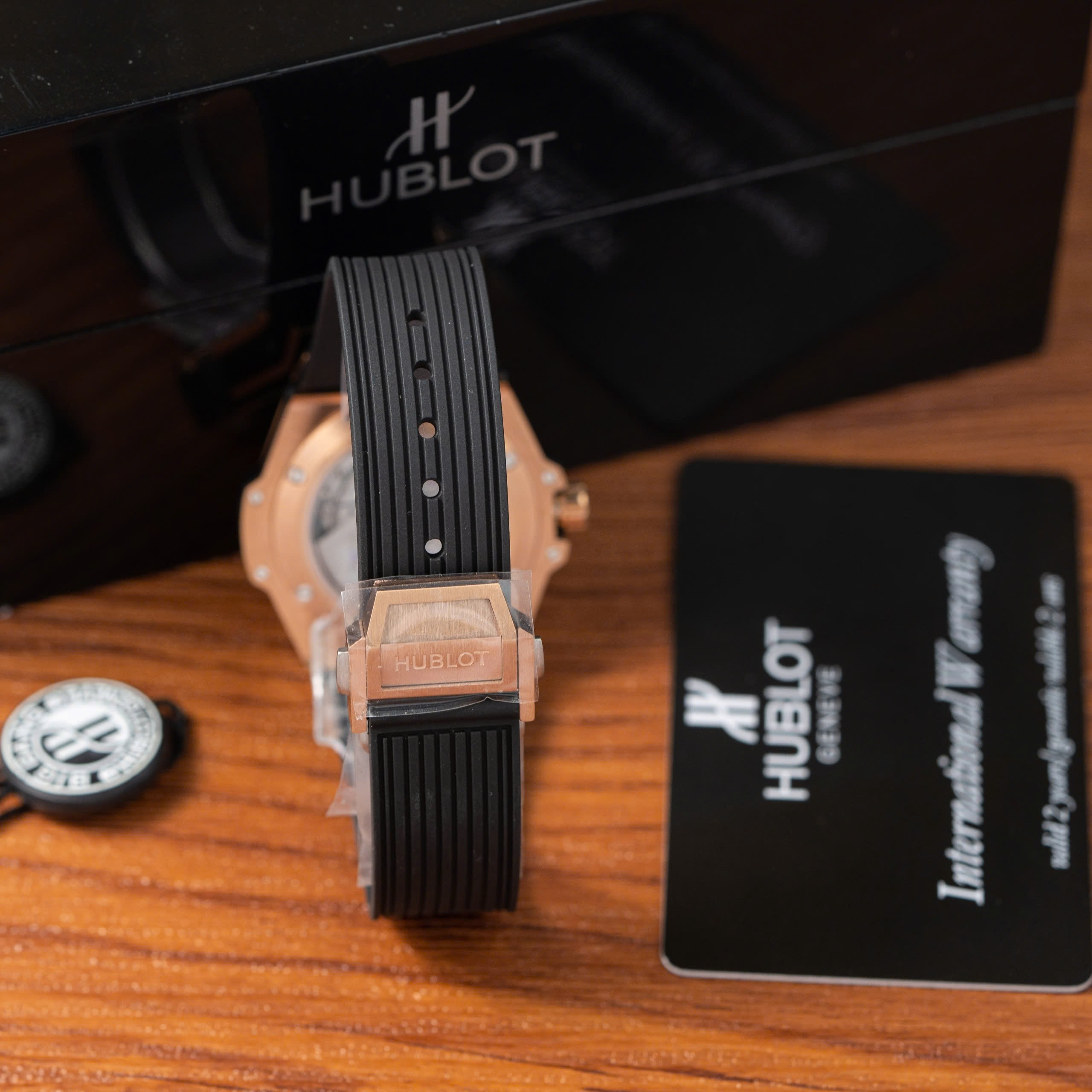 Đồng Hồ Hublot Chế Tác Big Bang King Gold Đính Đá Dây Cao Su 39mm (8) Đồng Hồ Hublot Chế Tác Big Bang King Gold Đính Đá Dây Cao Su 39mm (1)