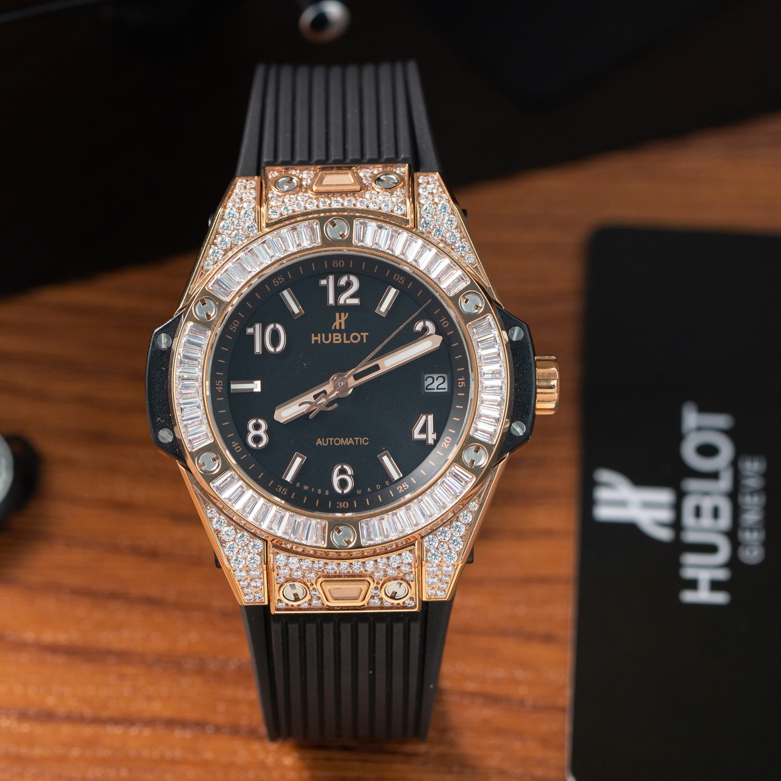Đồng Hồ Hublot Chế Tác Big Bang King Gold Đính Full Đá 39mm (1) Đồng Hồ Hublot Chế Tác Big Bang King Gold Đính Full Đá 39mm (3)