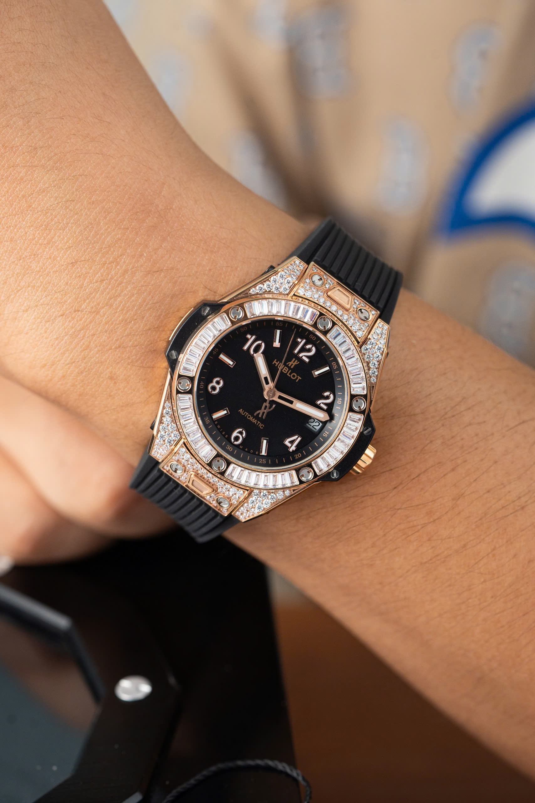 Đồng Hồ Hublot Chế Tác Big Bang King Gold Đính Full Đá 39mm (5) Đồng Hồ Hublot Chế Tác Big Bang King Gold Đính Full Đá 39mm (3)