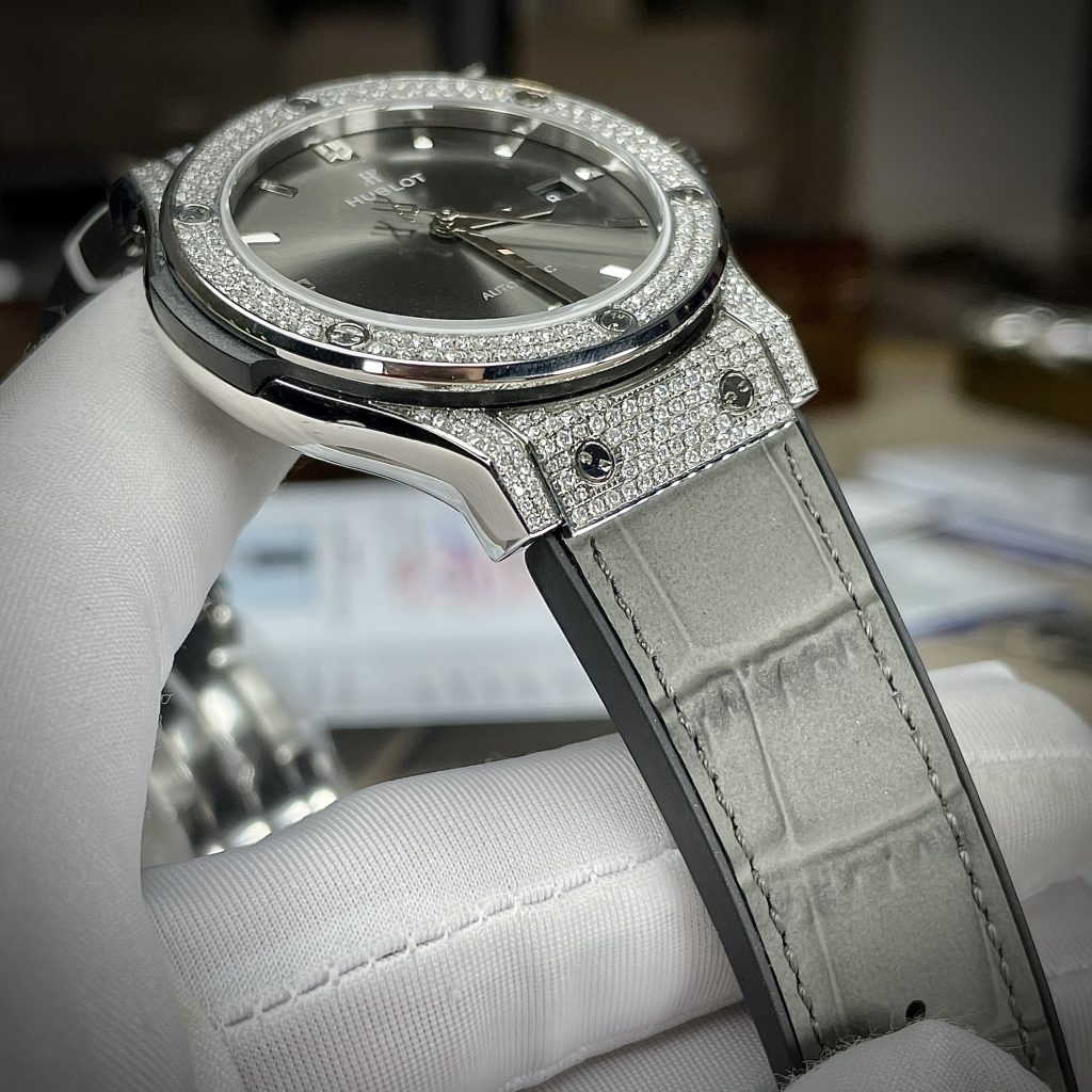 Đồng Hồ Hublot Chế Tác Classic Fusion Đính Đá Moissanite Màu Xám Có Kiểm Định 42mm (3) Đồng Hồ Hublot Chế Tác Classic Fusion Đính Đá Moissanite Màu Xám Có Kiểm Định 42mm (7)