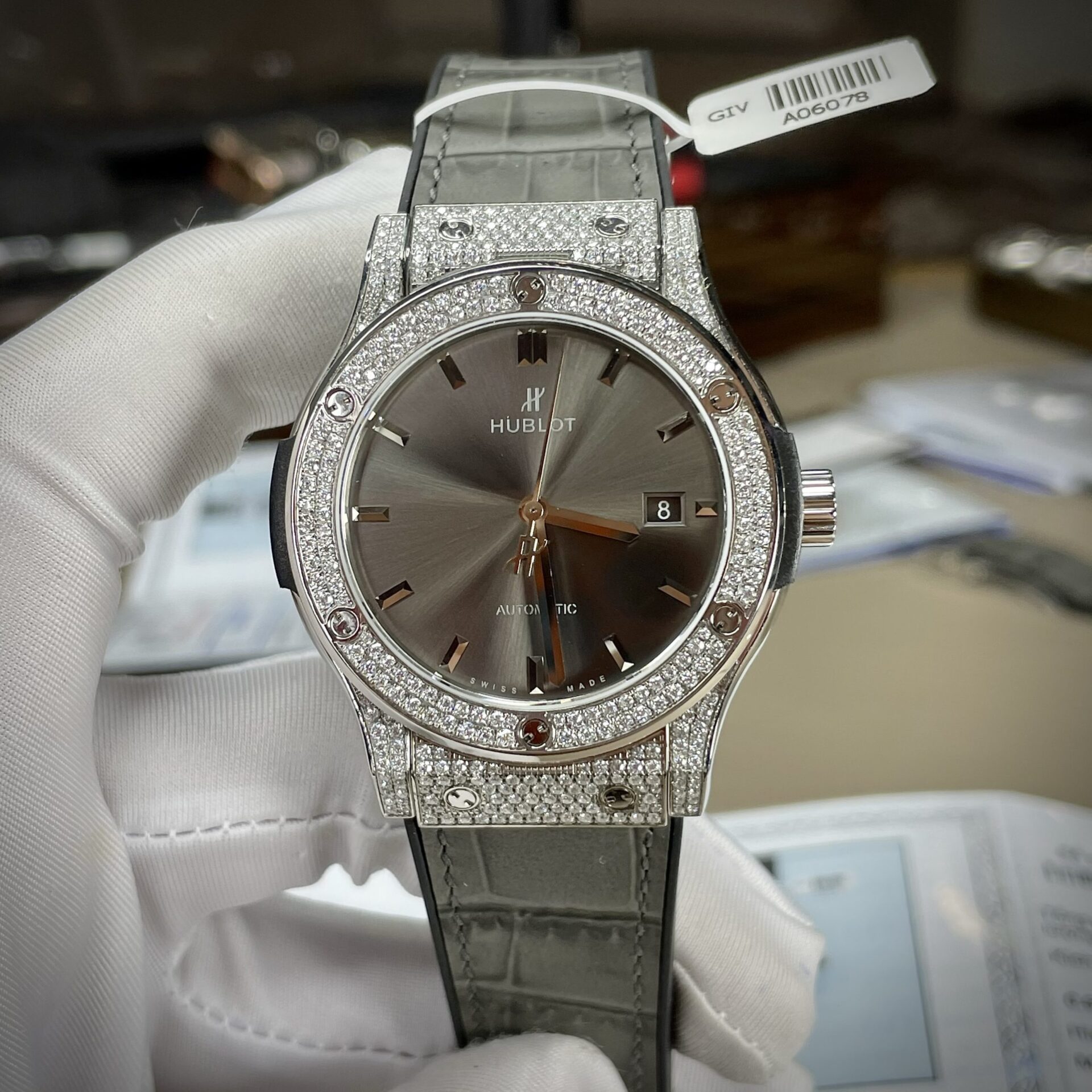 Đồng Hồ Hublot Chế Tác Classic Fusion Đính Đá Moissanite Màu Xám Có Kiểm Định 42mm (4) Đồng Hồ Hublot Chế Tác Classic Fusion Đính Đá Moissanite Màu Xám Có Kiểm Định 42mm (7)