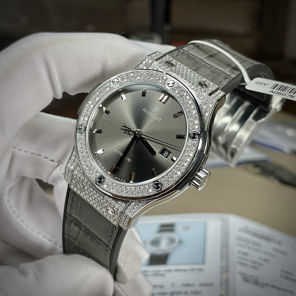 Đồng Hồ Hublot Chế Tác Classic Fusion Đính Đá Moissanite Màu Xám Có Kiểm Định 42mm (6) Đồng Hồ Hublot Chế Tác Classic Fusion Đính Đá Moissanite Màu Xám Có Kiểm Định 42mm (7)