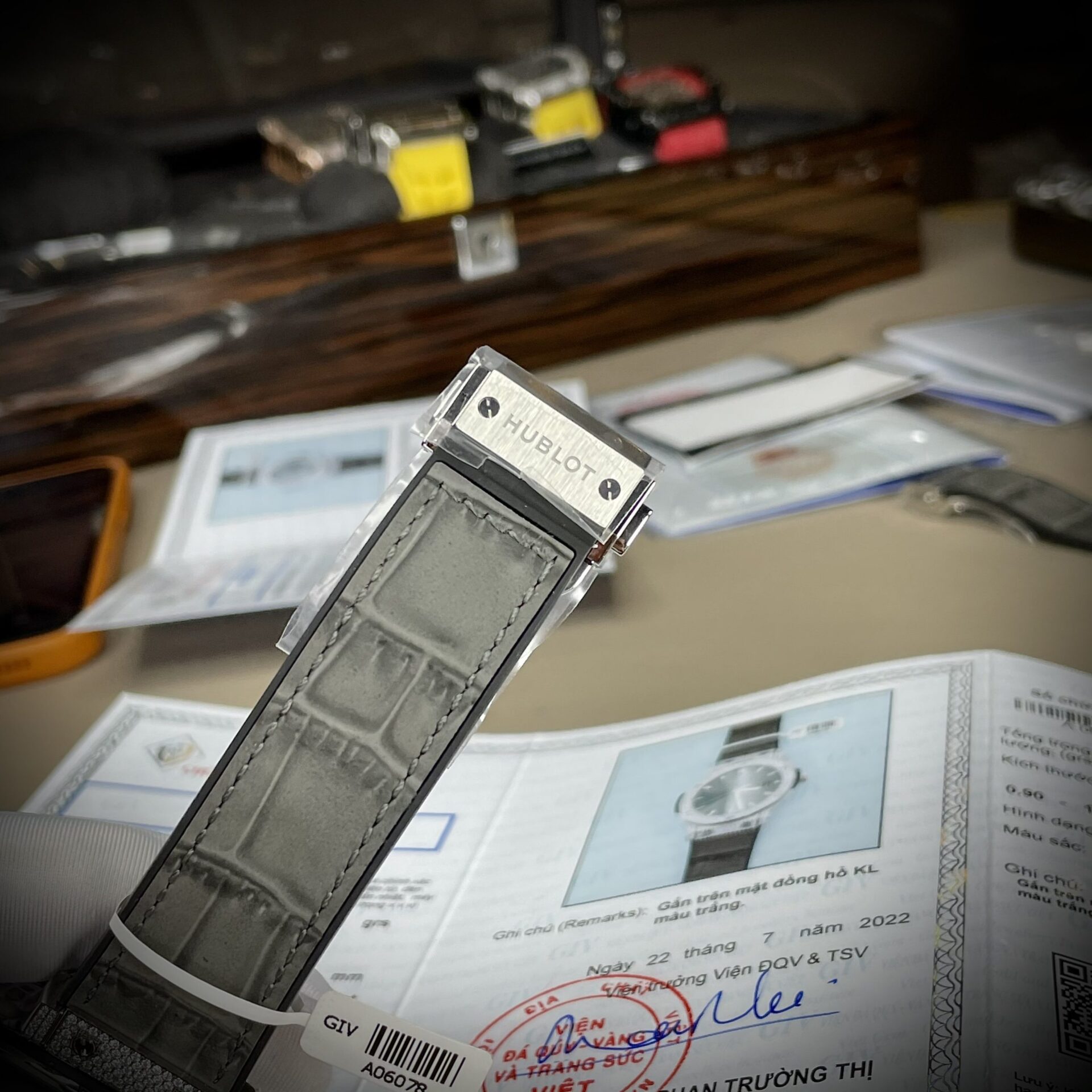 Đồng Hồ Hublot Chế Tác Classic Fusion Đính Đá Moissanite Màu Xám Có Kiểm Định 42mm (7) Đồng Hồ Hublot Chế Tác Classic Fusion Đính Đá Moissanite Màu Xám Có Kiểm Định 42mm (7)