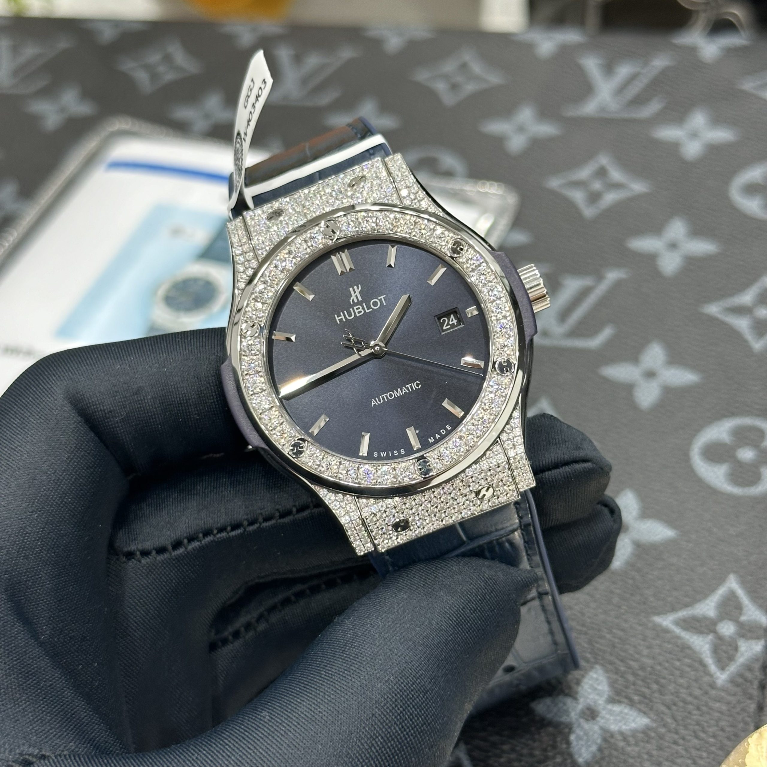 Đồng Hồ Hublot Chế Tác Đính Đá Moissanite Hong Kong Màu Xanh 42mm (1) Đồng Hồ Hublot Chế Tác Đính Đá Moissanite Hong Kong Màu Xanh 42mm (3)