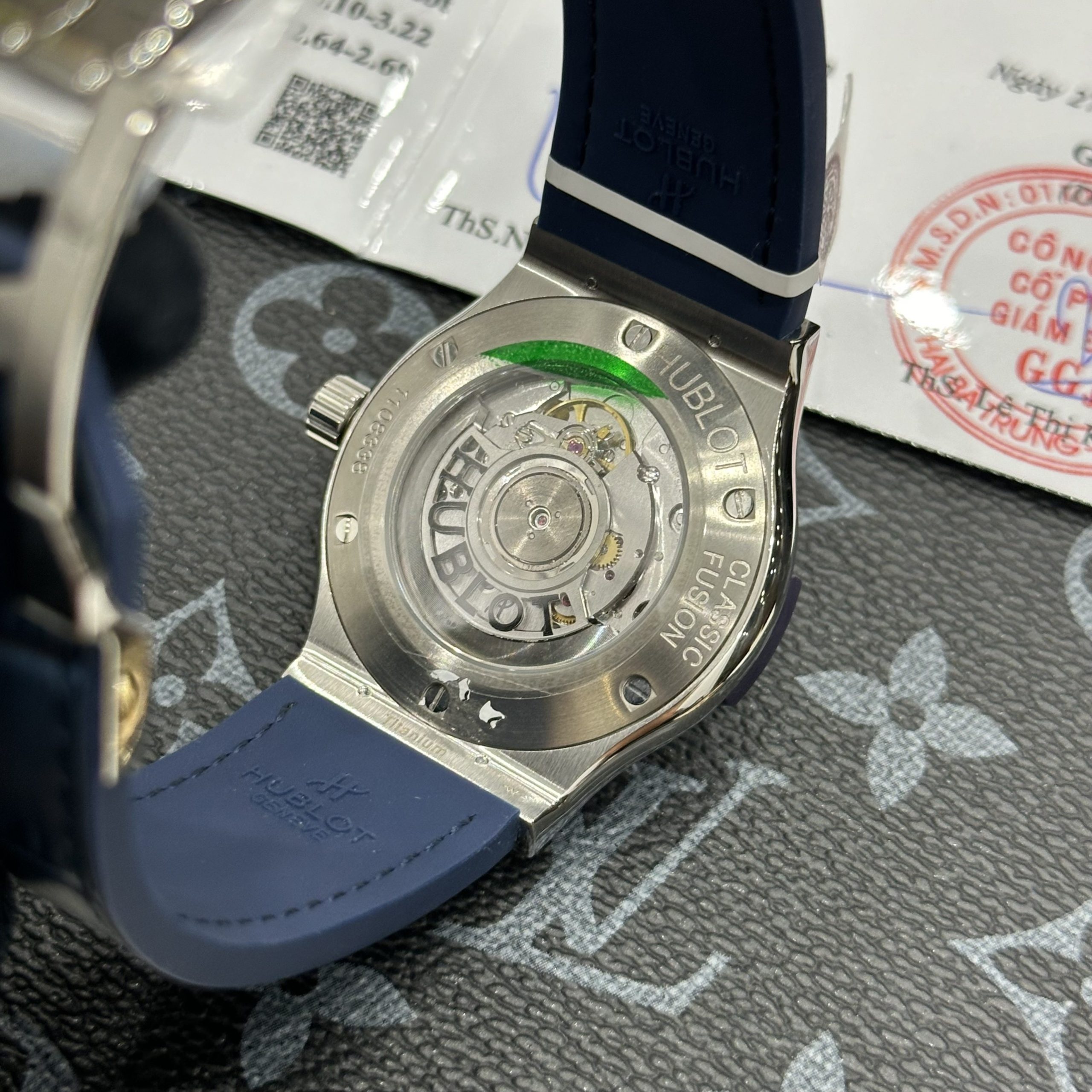 Đồng Hồ Hublot Chế Tác Đính Đá Moissanite Hong Kong Màu Xanh 42mm (2) Đồng Hồ Hublot Chế Tác Đính Đá Moissanite Hong Kong Màu Xanh 42mm (3)