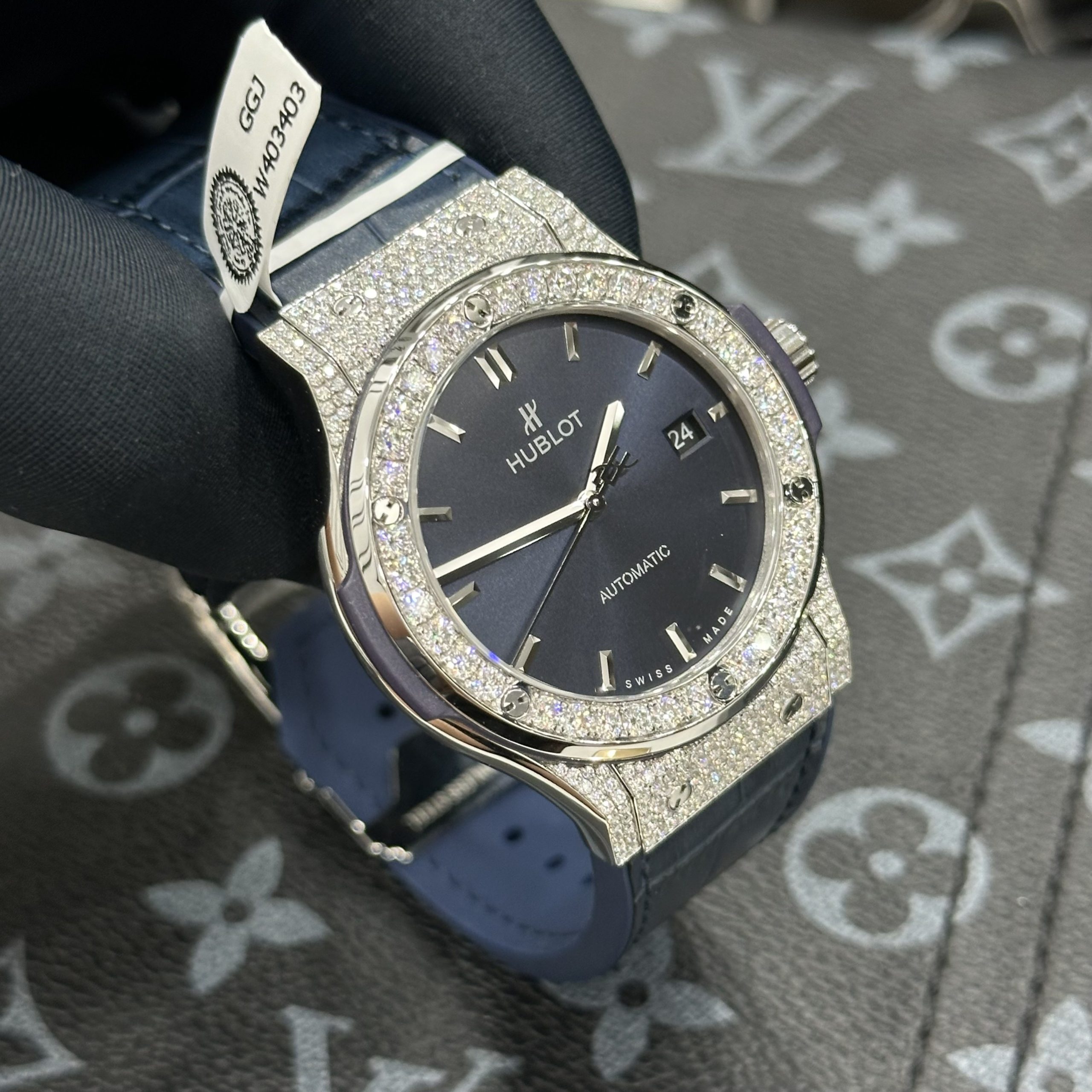 Đồng Hồ Hublot Chế Tác Đính Đá Moissanite Hong Kong Màu Xanh 42mm (3) Đồng Hồ Hublot Chế Tác Đính Đá Moissanite Hong Kong Màu Xanh 42mm (3)