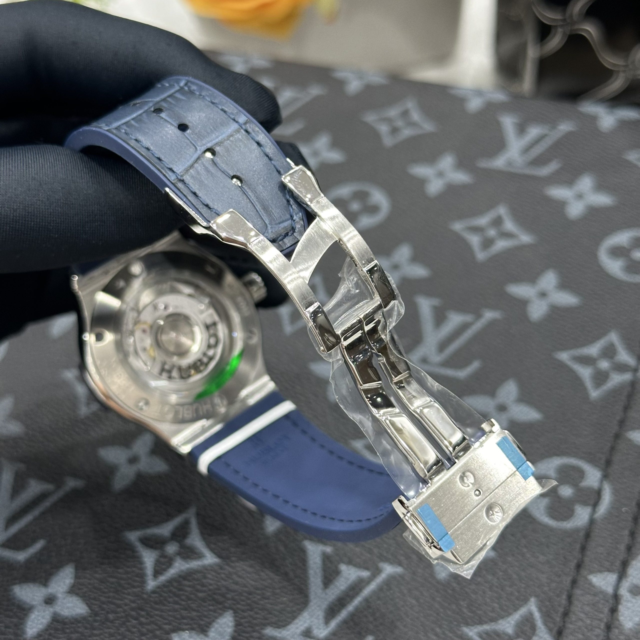 Đồng Hồ Hublot Chế Tác Đính Đá Moissanite Hong Kong Màu Xanh 42mm (6) Đồng Hồ Hublot Chế Tác Đính Đá Moissanite Hong Kong Màu Xanh 42mm (6)