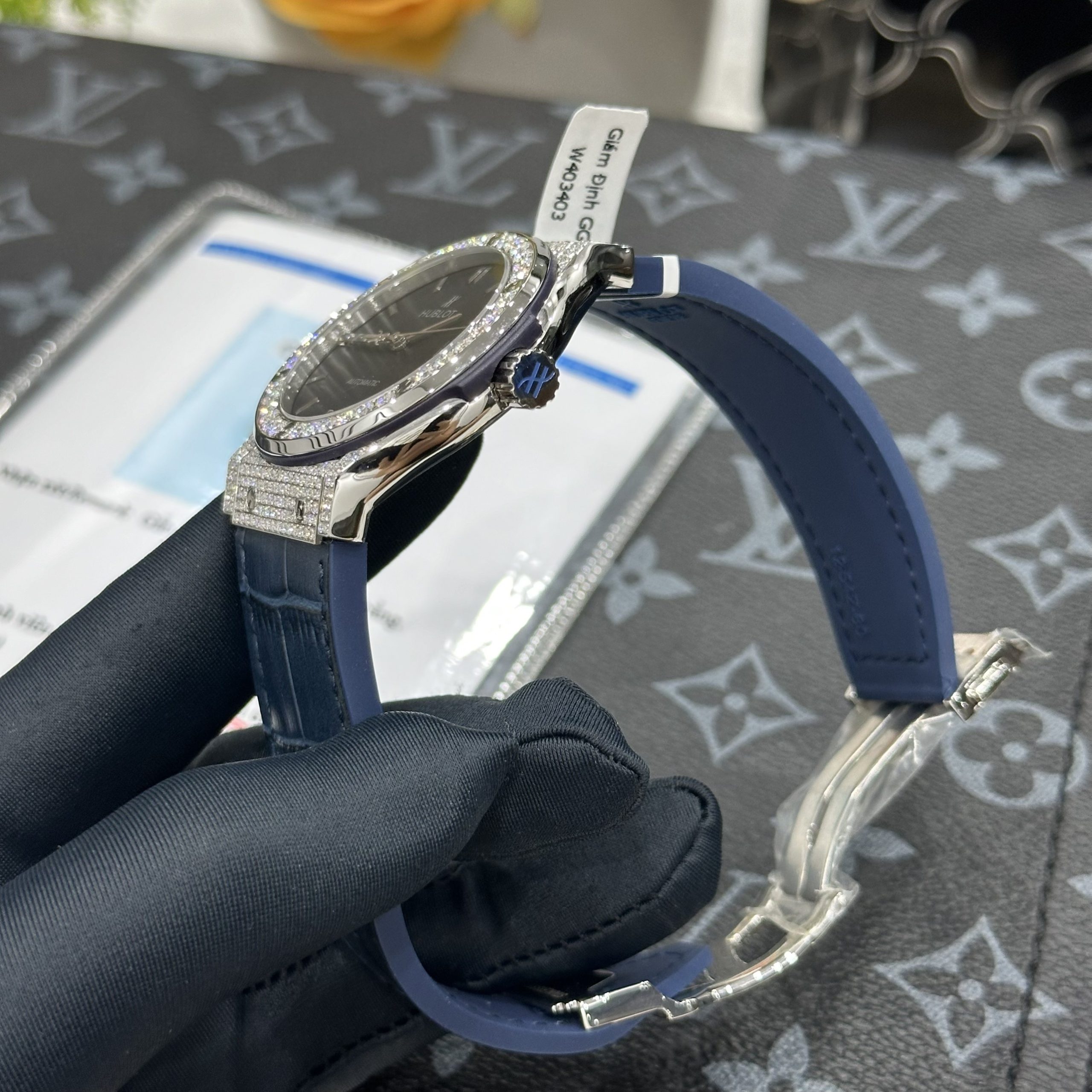 Đồng Hồ Hublot Chế Tác Đính Đá Moissanite Hong Kong Màu Xanh 42mm (7) Đồng Hồ Hublot Chế Tác Đính Đá Moissanite Hong Kong Màu Xanh 42mm (7)