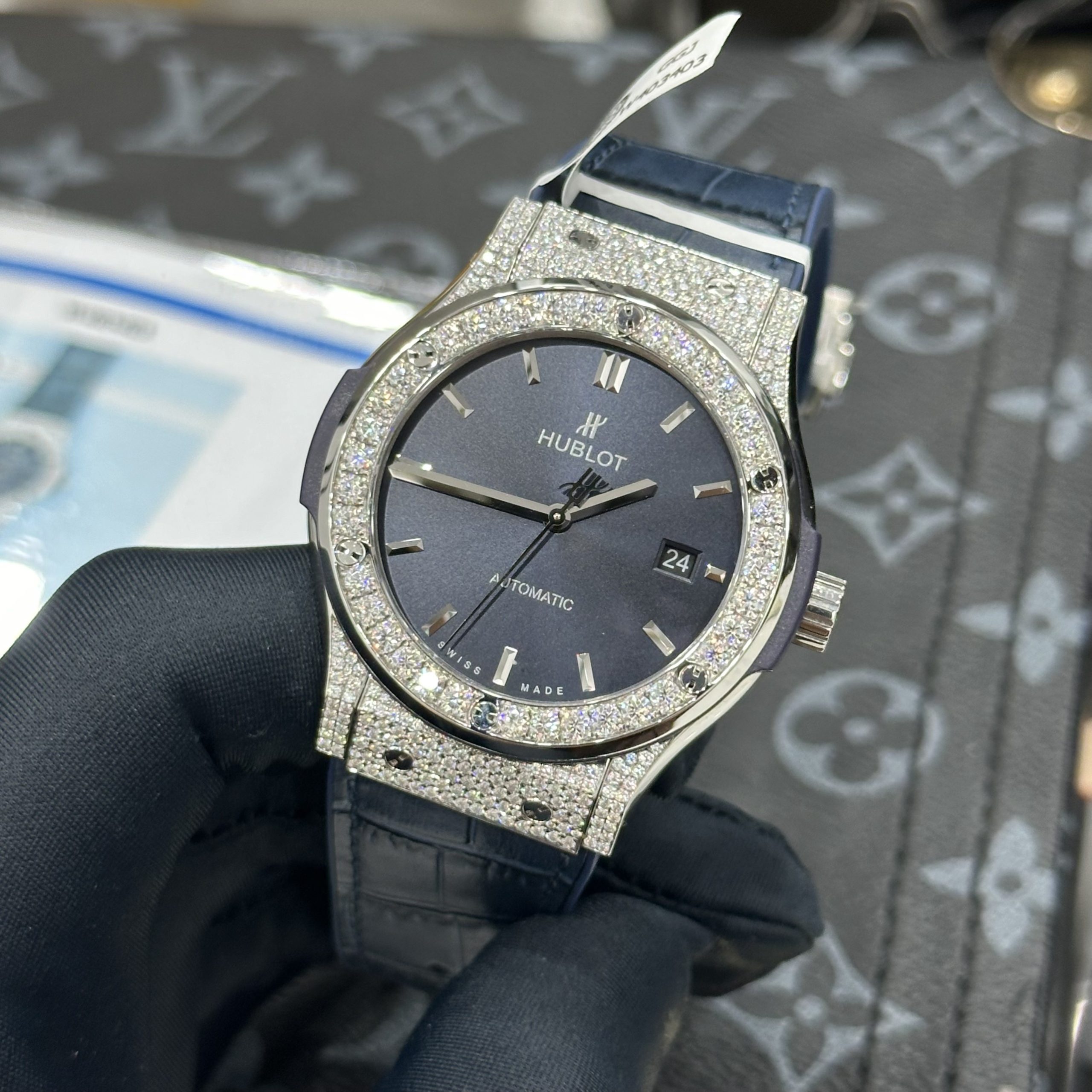 Đồng Hồ Hublot Chế Tác Đính Đá Moissanite Hong Kong Màu Xanh 42mm (9) Đồng Hồ Hublot Chế Tác Đính Đá Moissanite Hong Kong Màu Xanh 42mm (9)