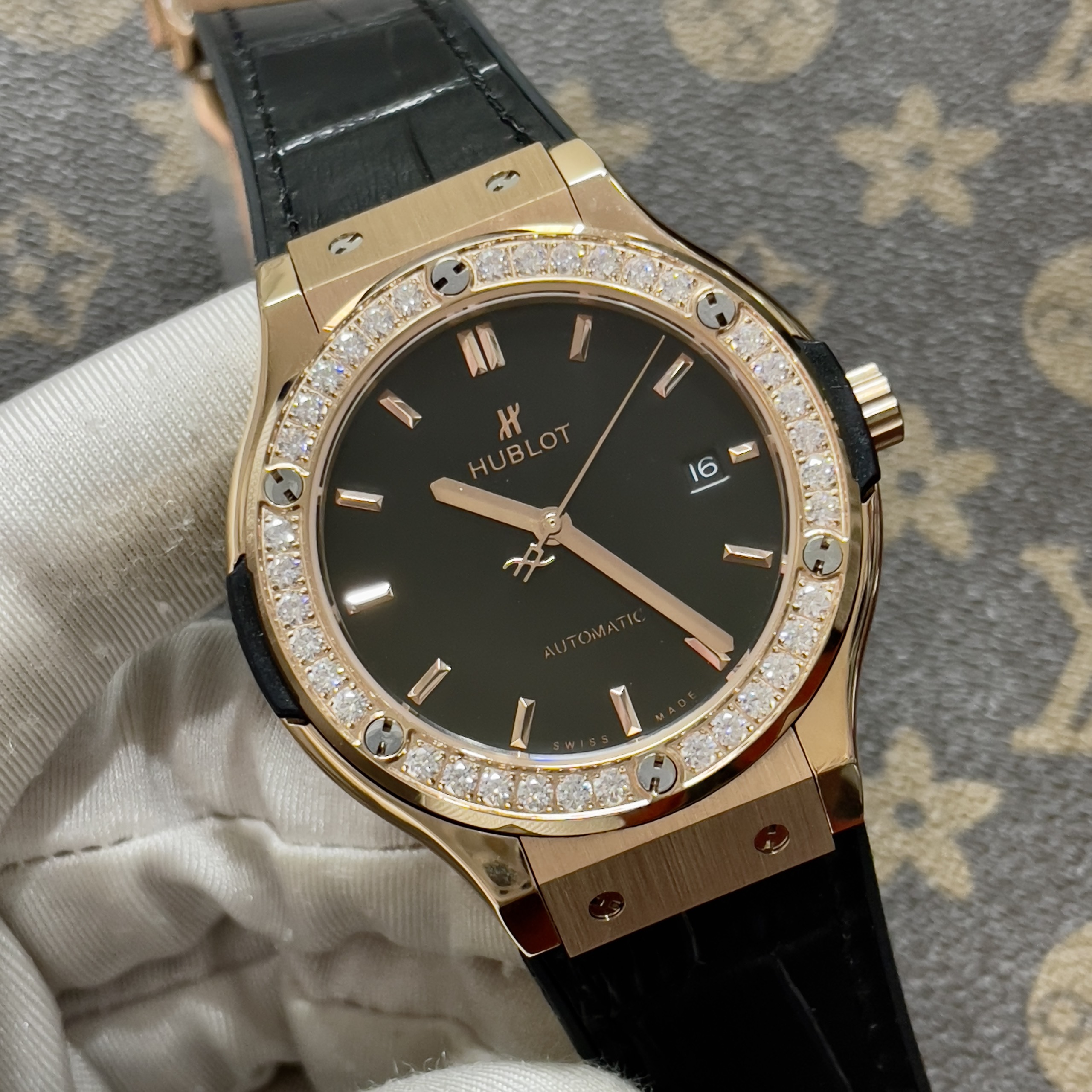 Đồng Hồ Hublot Fake Máy Nhật Miyota 8215 King Gold Đính Đá Xưởng ZF 42mm (1) Đồng Hồ Hublot Fake Máy Nhật Miyota 8215 King Gold Đính Đá Xưởng ZF 42mm (1)