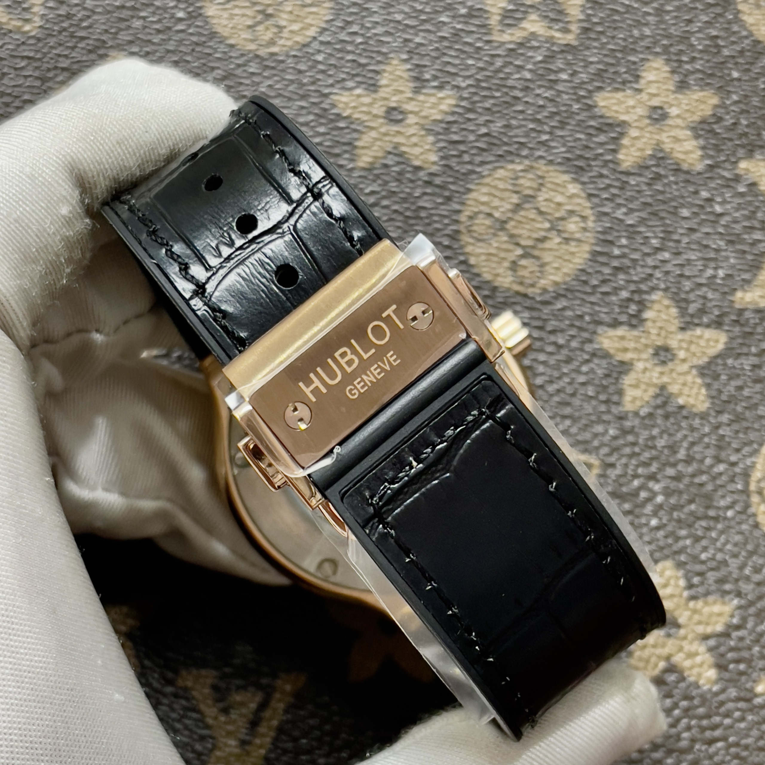 Đồng Hồ Hublot Fake Máy Nhật Miyota 8215 King Gold Đính Đá Xưởng ZF 42mm (4) Đồng Hồ Hublot Fake Máy Nhật Miyota 8215 King Gold Đính Đá Xưởng ZF 42mm (1)