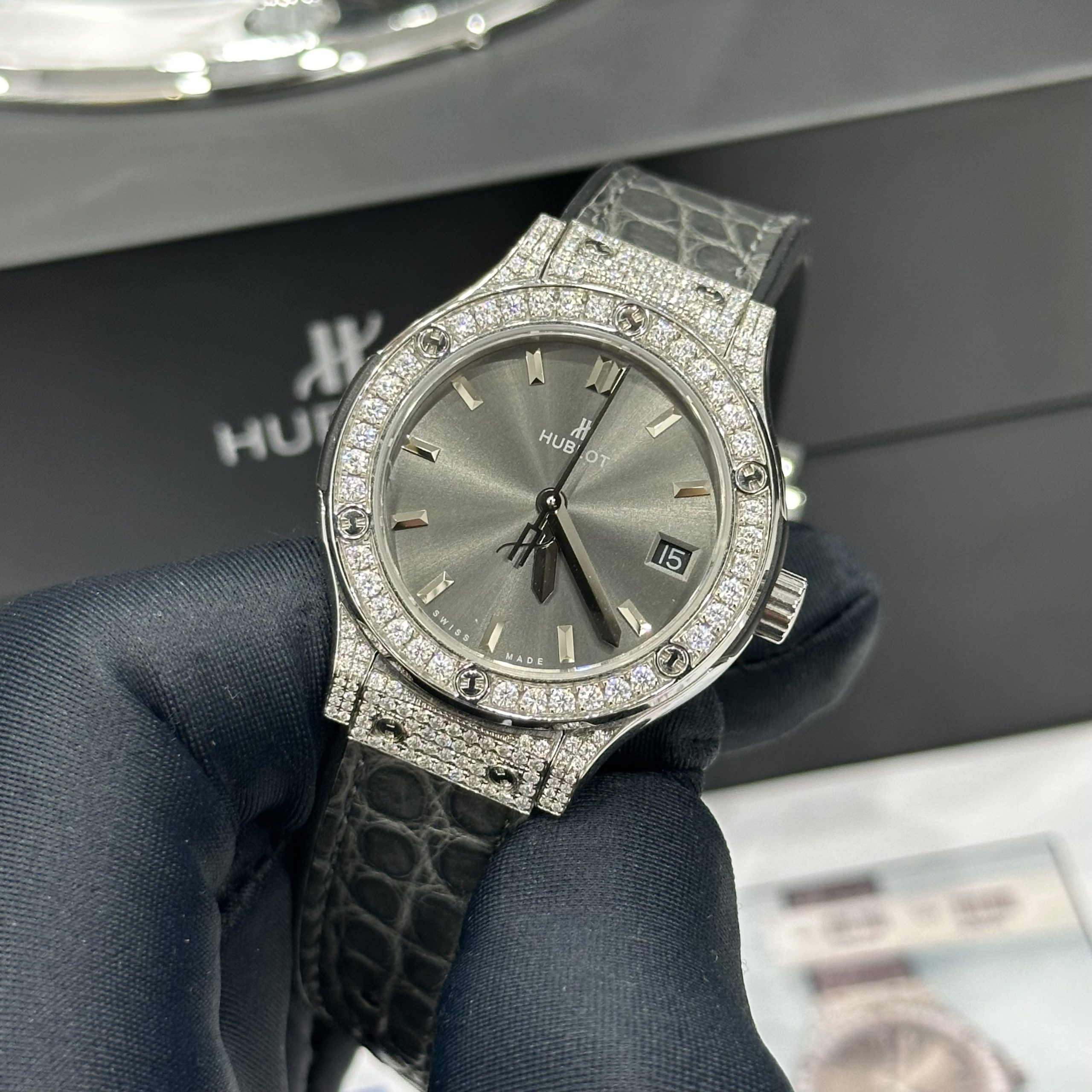 Đồng Hồ Hublot Nữ Chế Tác Đá Moissanite Màu Xám Máy Pin Thụy Sỹ 33mm (1) Đồng Hồ Hublot Nữ Chế Tác Đá Moissanite Màu Xám Máy Pin Thụy Sỹ 33mm (6)