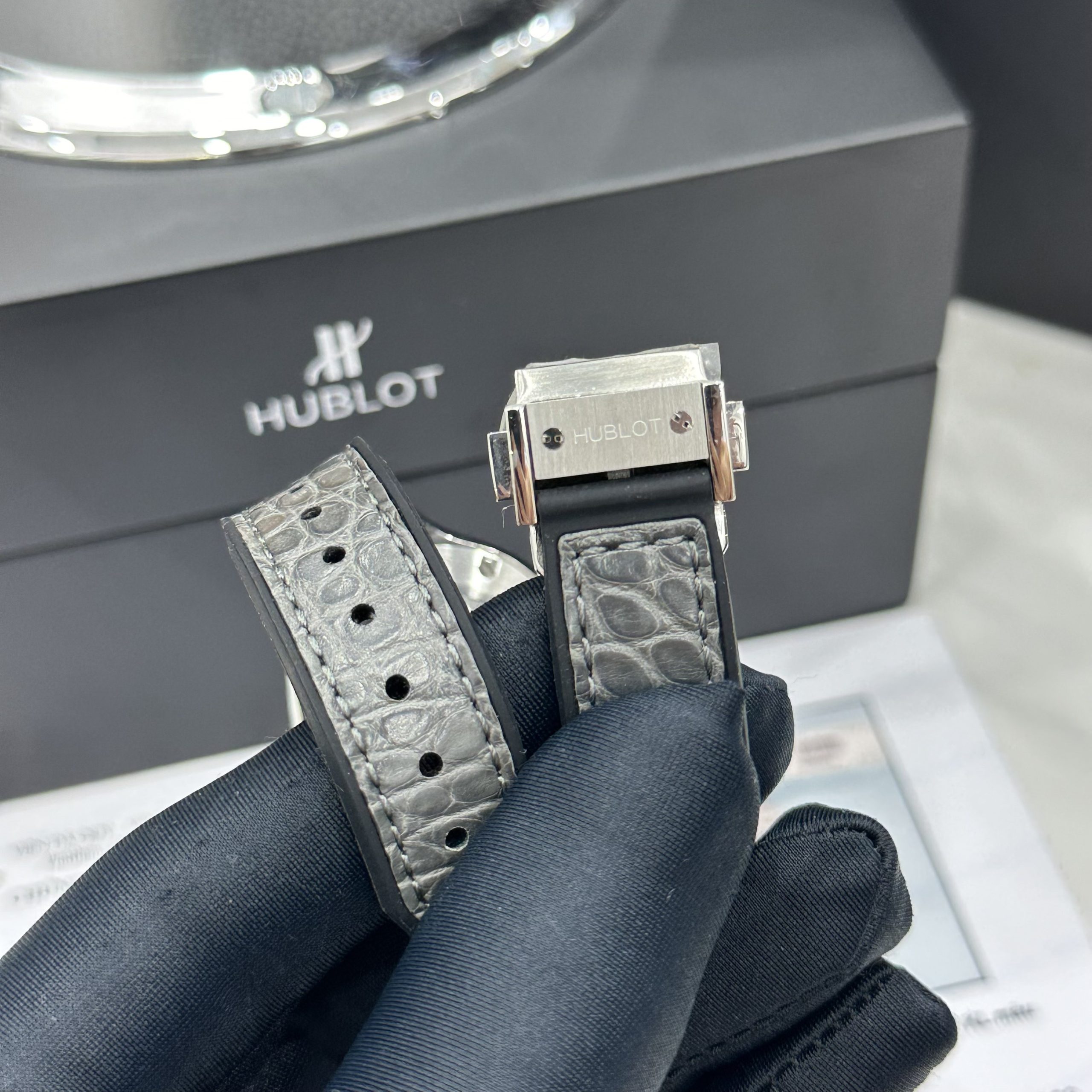 Đồng Hồ Hublot Nữ Chế Tác Đá Moissanite Màu Xám Máy Pin Thụy Sỹ 33mm (2) Đồng Hồ Hublot Nữ Chế Tác Đá Moissanite Màu Xám Máy Pin Thụy Sỹ 33mm (6)