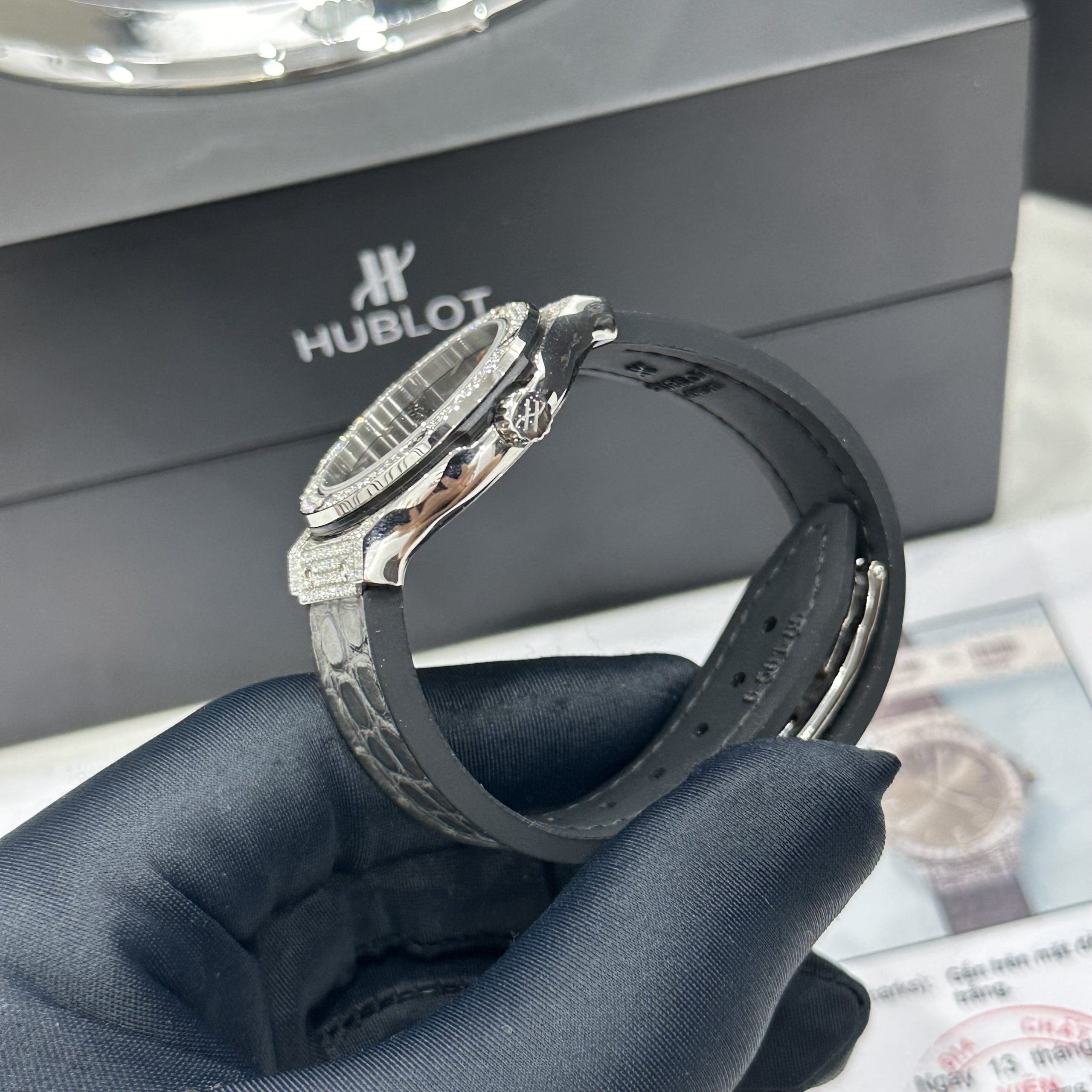 Đồng Hồ Hublot Nữ Chế Tác Đá Moissanite Màu Xám Máy Pin Thụy Sỹ 33mm (3) Đồng Hồ Hublot Nữ Chế Tác Đá Moissanite Màu Xám Máy Pin Thụy Sỹ 33mm (6)