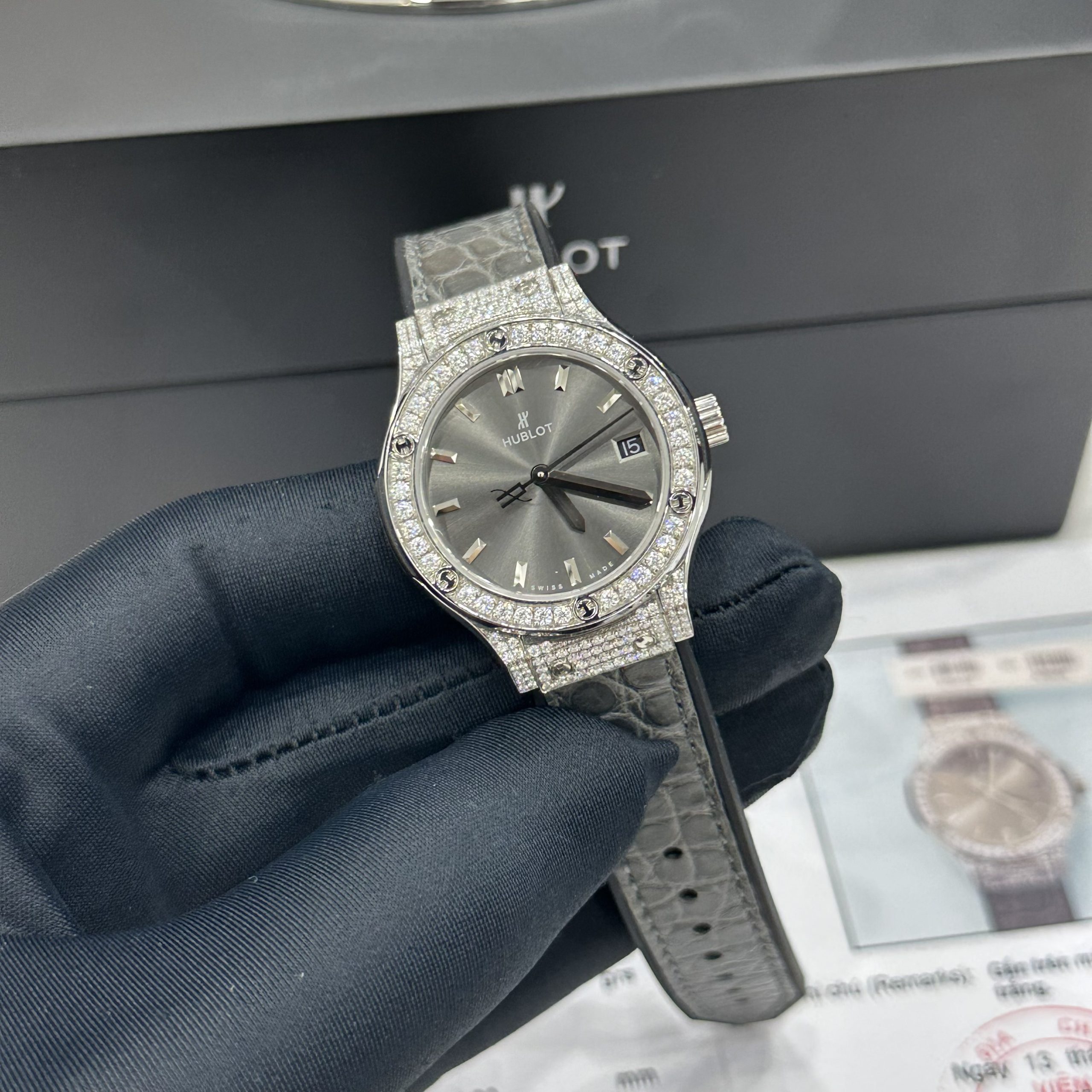 Đồng Hồ Hublot Nữ Chế Tác Đá Moissanite Màu Xám Máy Pin Thụy Sỹ 33mm (6) Đồng Hồ Hublot Nữ Chế Tác Đá Moissanite Màu Xám Máy Pin Thụy Sỹ 33mm (6)