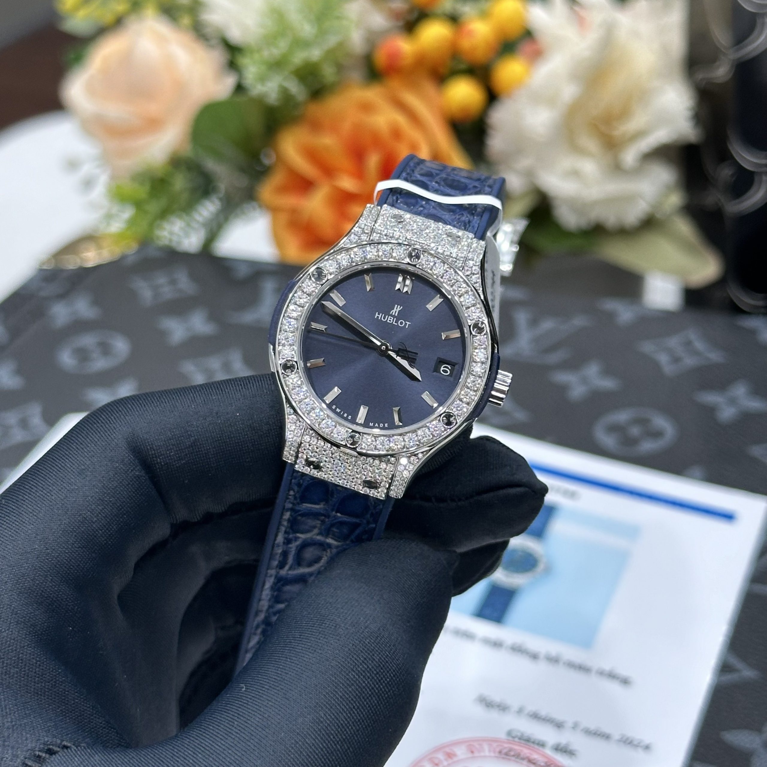 Đồng Hồ Hublot Nữ Chế Tác Đá Moissanite Màu Xanh Máy Pin Thụy Sỹ 33mm (4) Đồng Hồ Hublot Nữ Chế Tác Đá Moissanite Màu Xanh Máy Pin Thụy Sỹ 33mm (7)