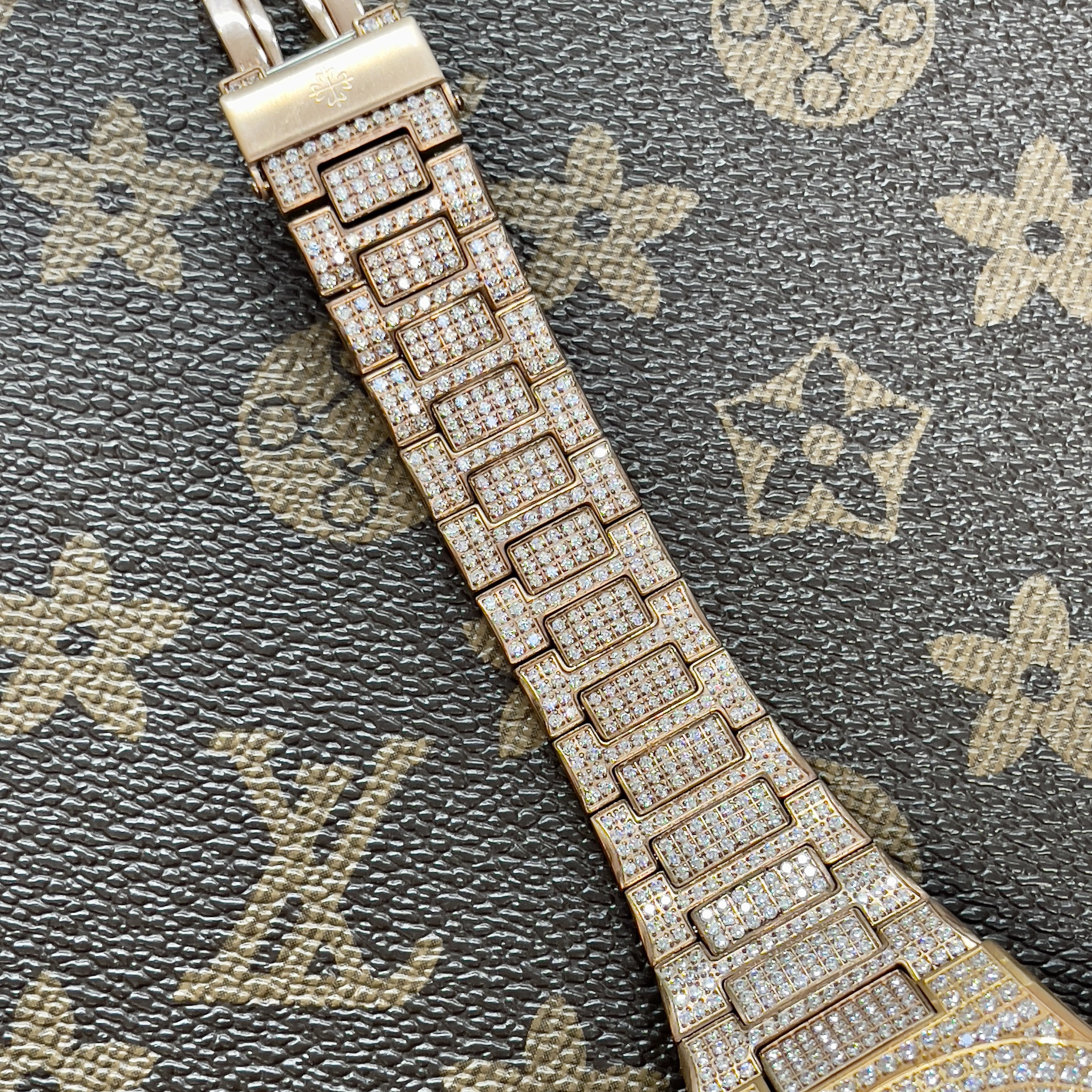 Đồng Hồ Patek Philippe Fake Máy Nhật Cọc Số Đá Đỏ Nautilus 5719 40mm (1) Đồng Hồ Patek Philippe Fake Máy Nhật Cọc Số Đá Đỏ Nautilus 5719 40mm (1)