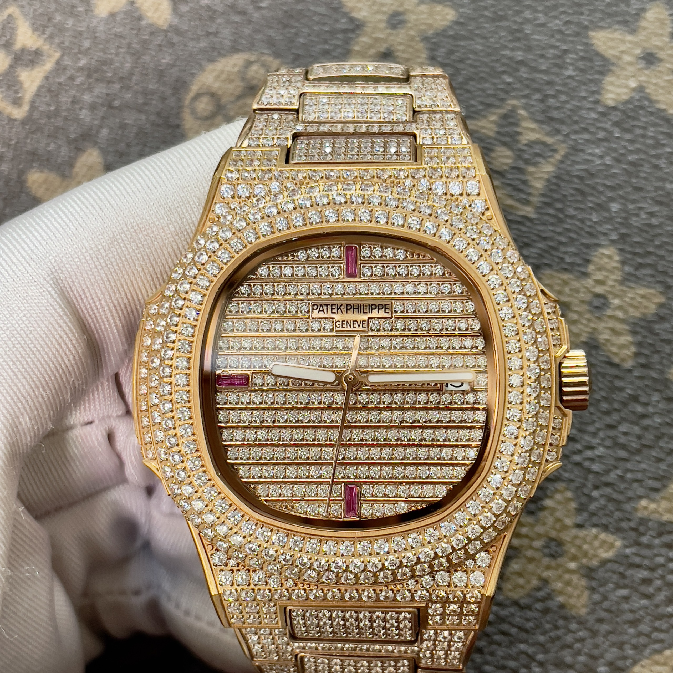 Đồng Hồ Patek Philippe Fake Máy Nhật Cọc Số Đá Đỏ Nautilus 5719 40mm (4) Đồng Hồ Patek Philippe Fake Máy Nhật Cọc Số Đá Đỏ Nautilus 5719 40mm (2)