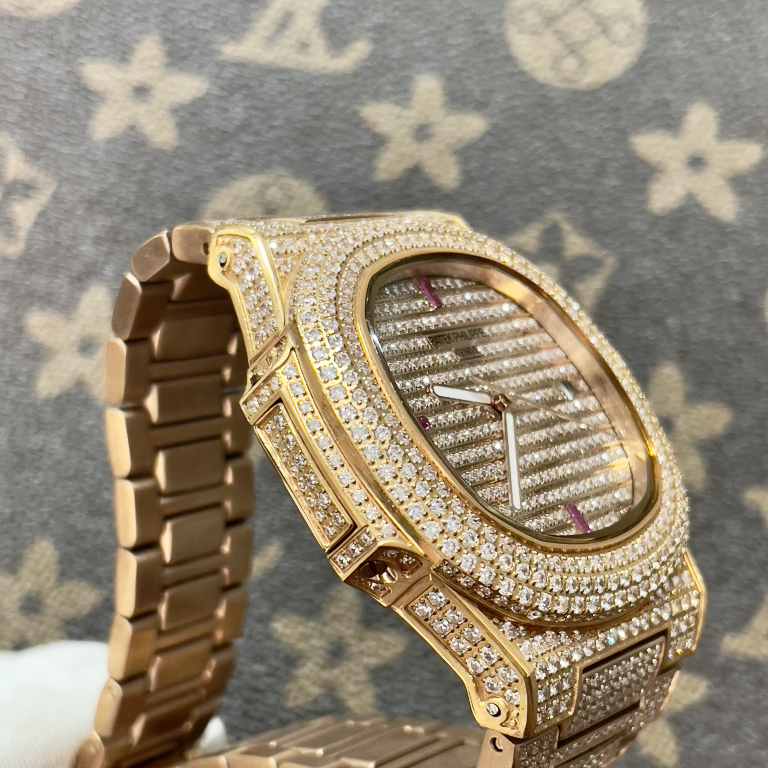 Đồng Hồ Patek Philippe Fake Máy Nhật Cọc Số Đá Đỏ Nautilus 5719 40mm (7) Đồng Hồ Patek Philippe Fake Máy Nhật Cọc Số Đá Đỏ Nautilus 5719 40mm (2)