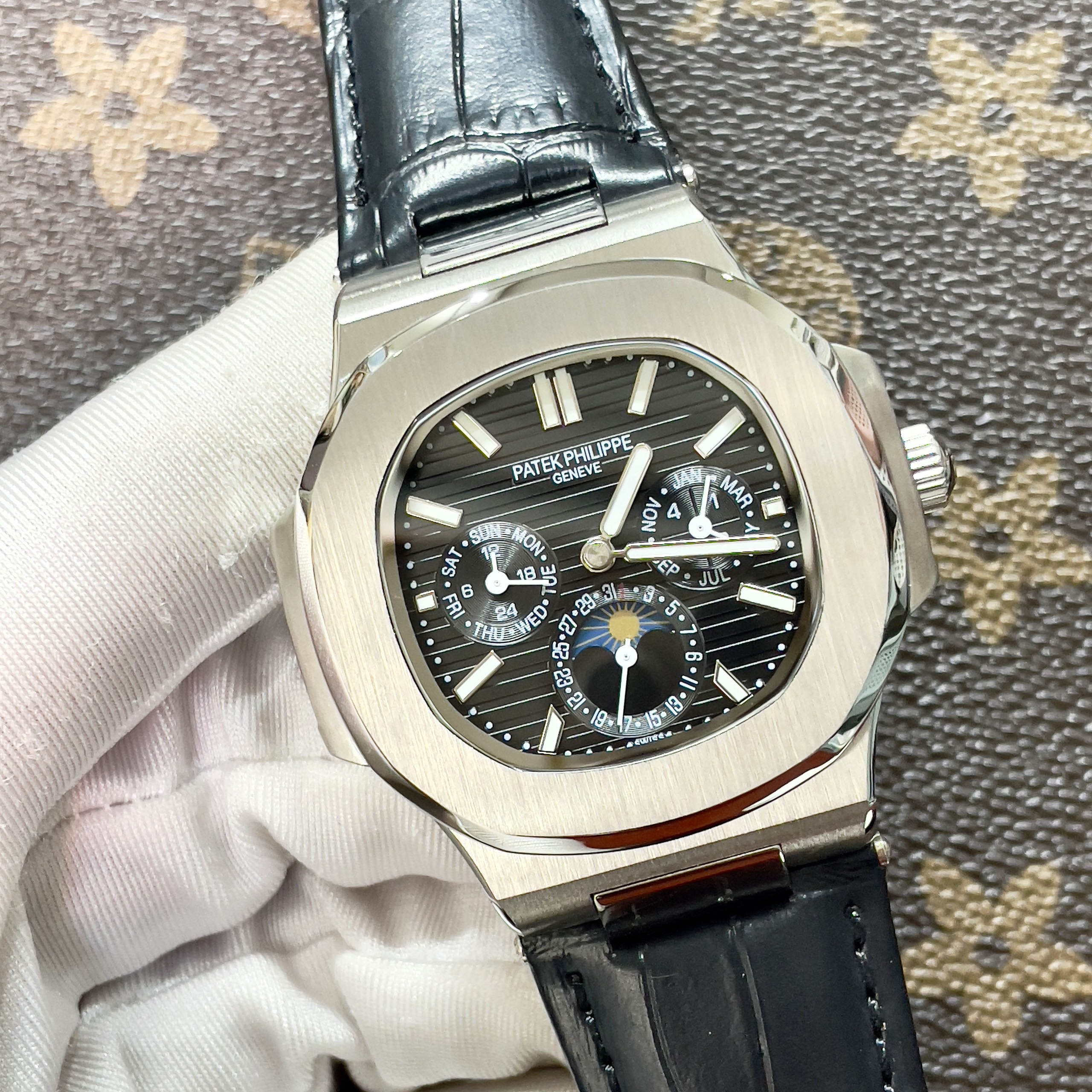 Đồng Hồ Patek Philippe Fake Máy Nhật Màu Xanh Nautilus 5712 40mm (2) Đồng Hồ Patek Philippe Fake Máy Nhật Màu Xanh Nautilus 5712 40mm (6)