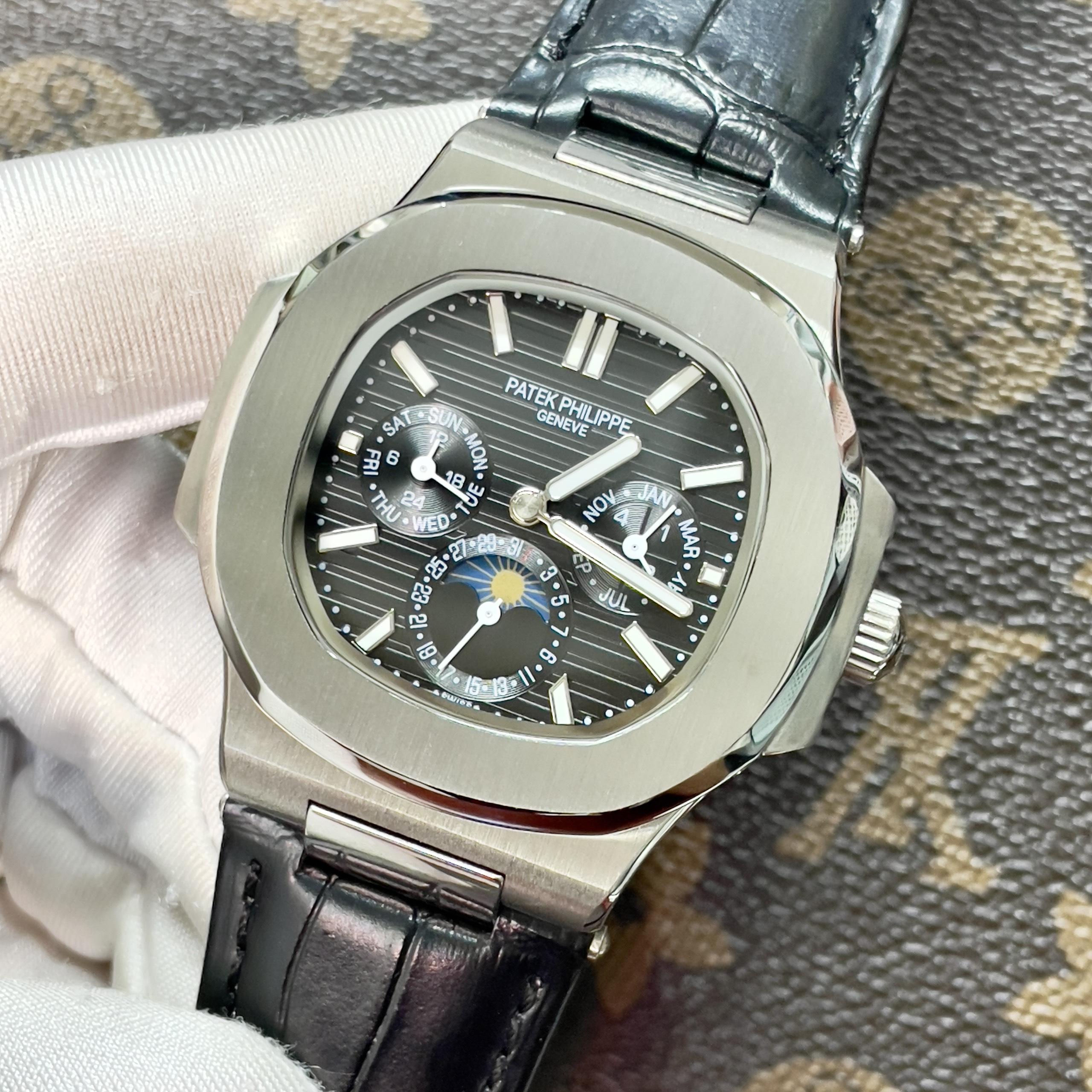 Đồng Hồ Patek Philippe Fake Máy Nhật Màu Xanh Nautilus 5712 40mm (3) Đồng Hồ Patek Philippe Fake Máy Nhật Màu Xanh Nautilus 5712 40mm (6)