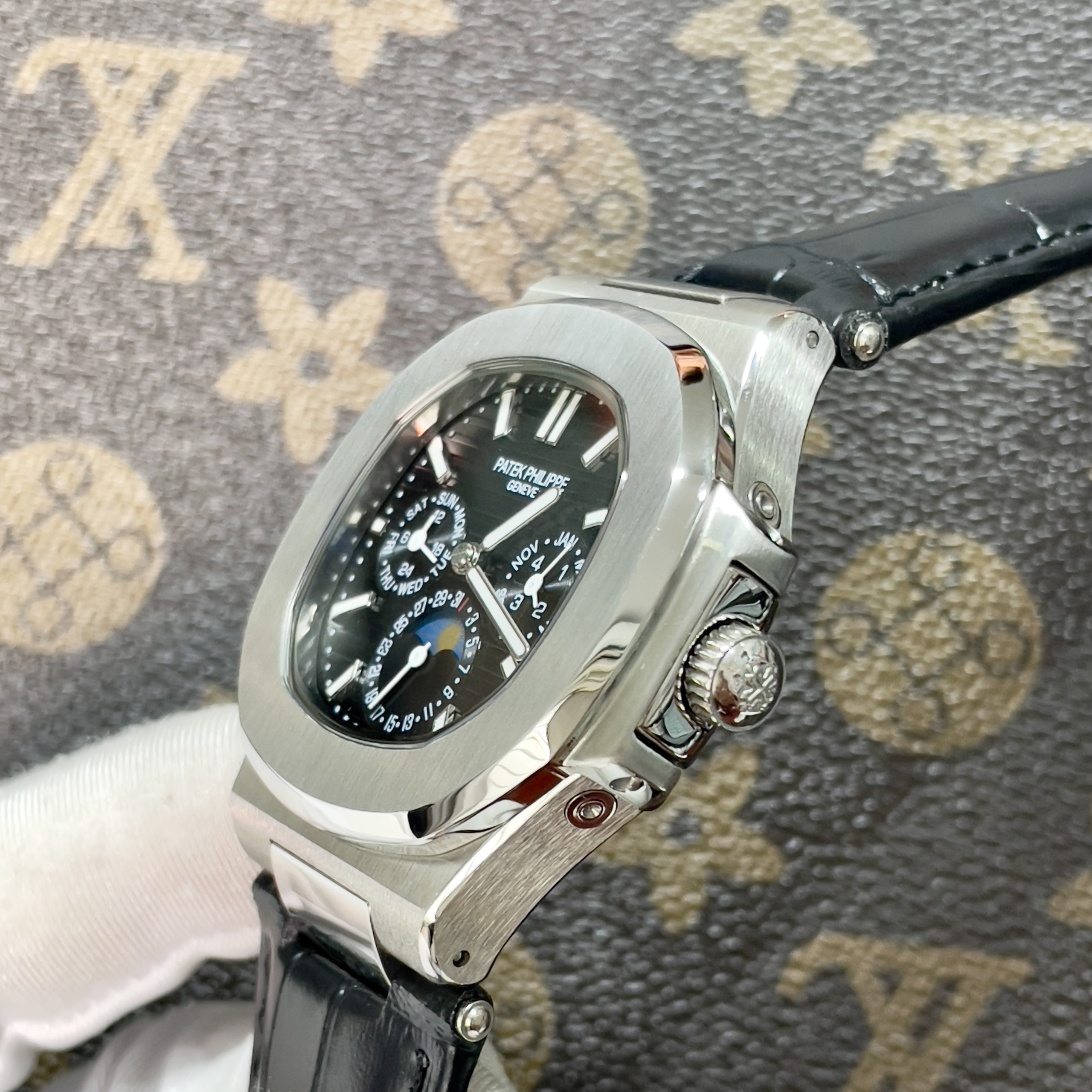 Đồng Hồ Patek Philippe Fake Máy Nhật Màu Xanh Nautilus 5712 40mm (6) Đồng Hồ Patek Philippe Fake Máy Nhật Màu Xanh Nautilus 5712 40mm (6)