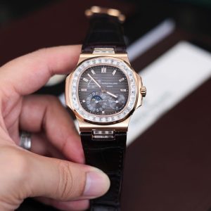 Đồng Hồ Patek Philippe Nautilus 5724R Bọc Vàng Đính Đá Moissanite Baguette GR 40mm (11)