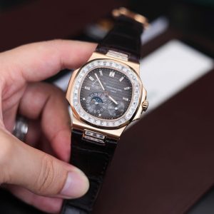 Đồng Hồ Patek Philippe Nautilus 5724R Bọc Vàng Đính Đá Moissanite Baguette GR 40mm (11)
