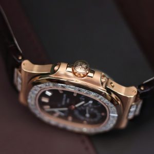 Đồng Hồ Patek Philippe Nautilus 5724R Bọc Vàng Đính Đá Moissanite Baguette GR 40mm (11)