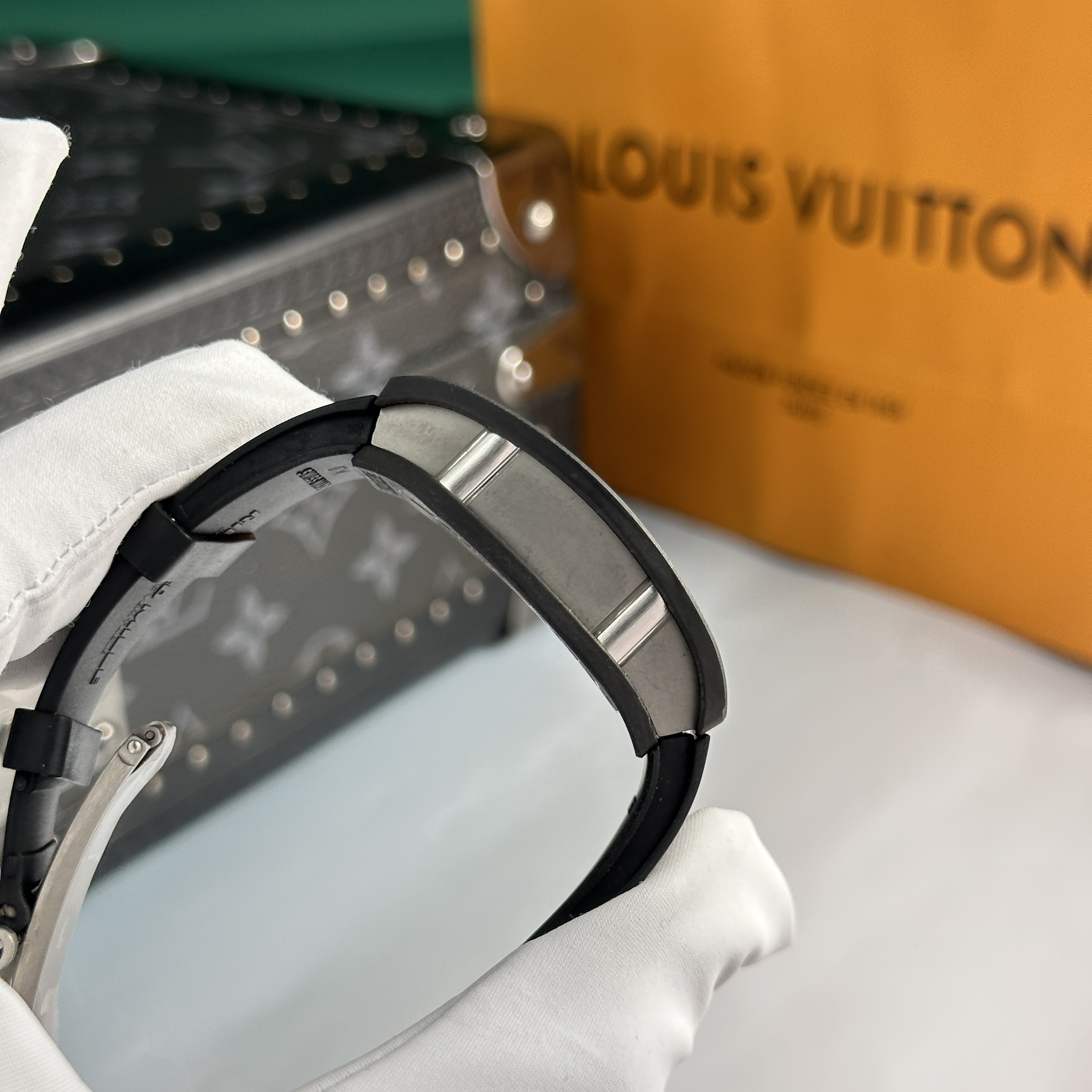 Đồng Hồ Richard Mille Chế Tác RM07 Carbon Đen Dây Cao Su Nữ 32x46mm (1) Đồng Hồ Richard Mille Chế Tác RM07 Carbon Đen Dây Cao Su Nữ 32x46mm (9)