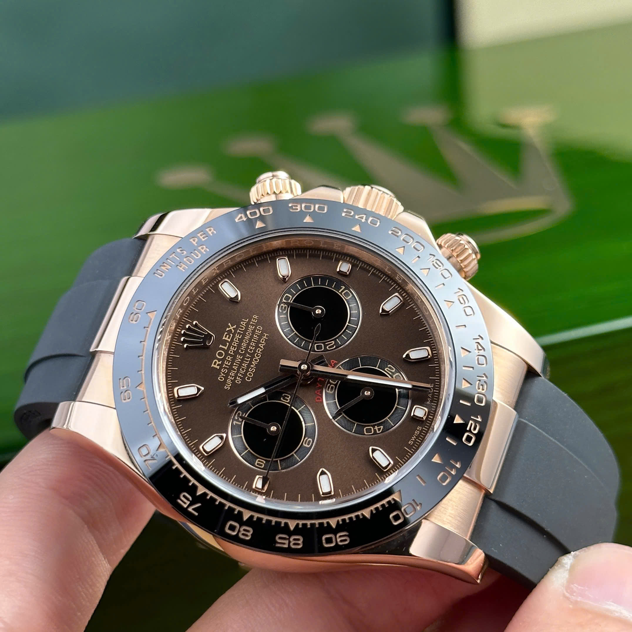 Đồng Hồ Rolex Chế Tác Bọc Vàng 18K Daytona 116515LN Mặt Chocolate 40mm (10) Đồng Hồ Rolex Chế Tác Bọc Vàng 18K Daytona 116515LN Mặt Chocolate 40mm (3)