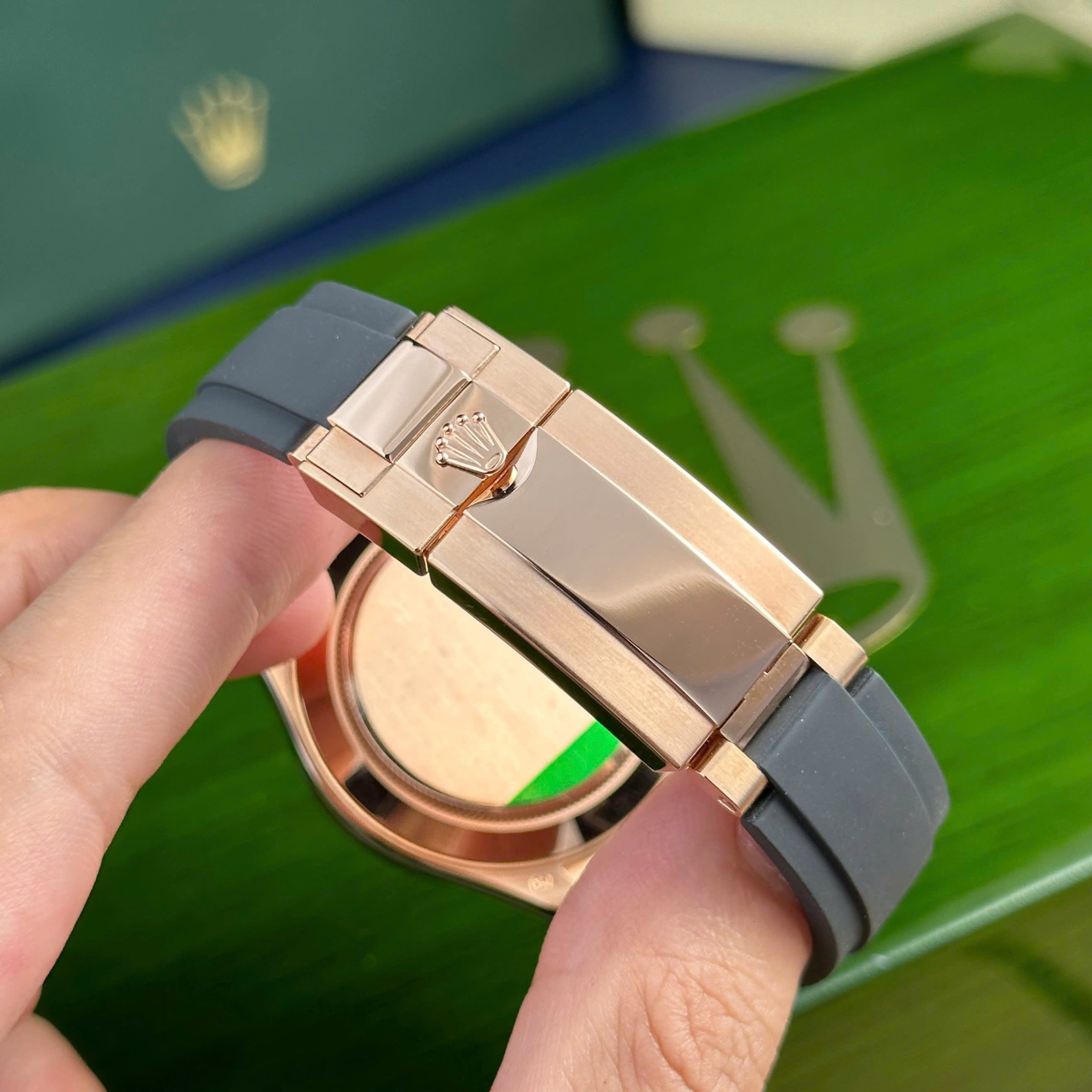 Đồng Hồ Rolex Chế Tác Bọc Vàng 18K Daytona 116515LN Mặt Chocolate 40mm (11) Đồng Hồ Rolex Chế Tác Bọc Vàng 18K Daytona 116515LN Mặt Chocolate 40mm (3)