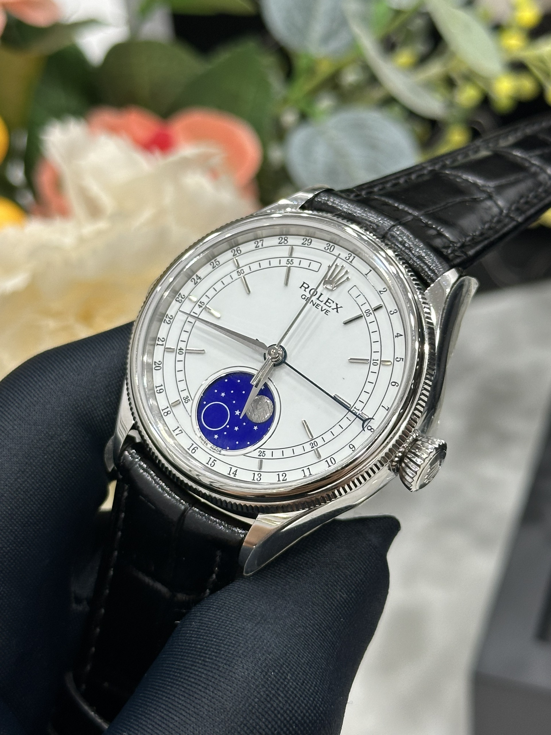 Đồng Hồ Rolex Chế Tác Cellini Moonphase 50535 Thép Trắng Dây Da Màu Đen 39mm (1) Đồng Hồ Rolex Chế Tác Cellini Moonphase 50535 Thép Trắng Dây Da Màu Đen 39mm (5)