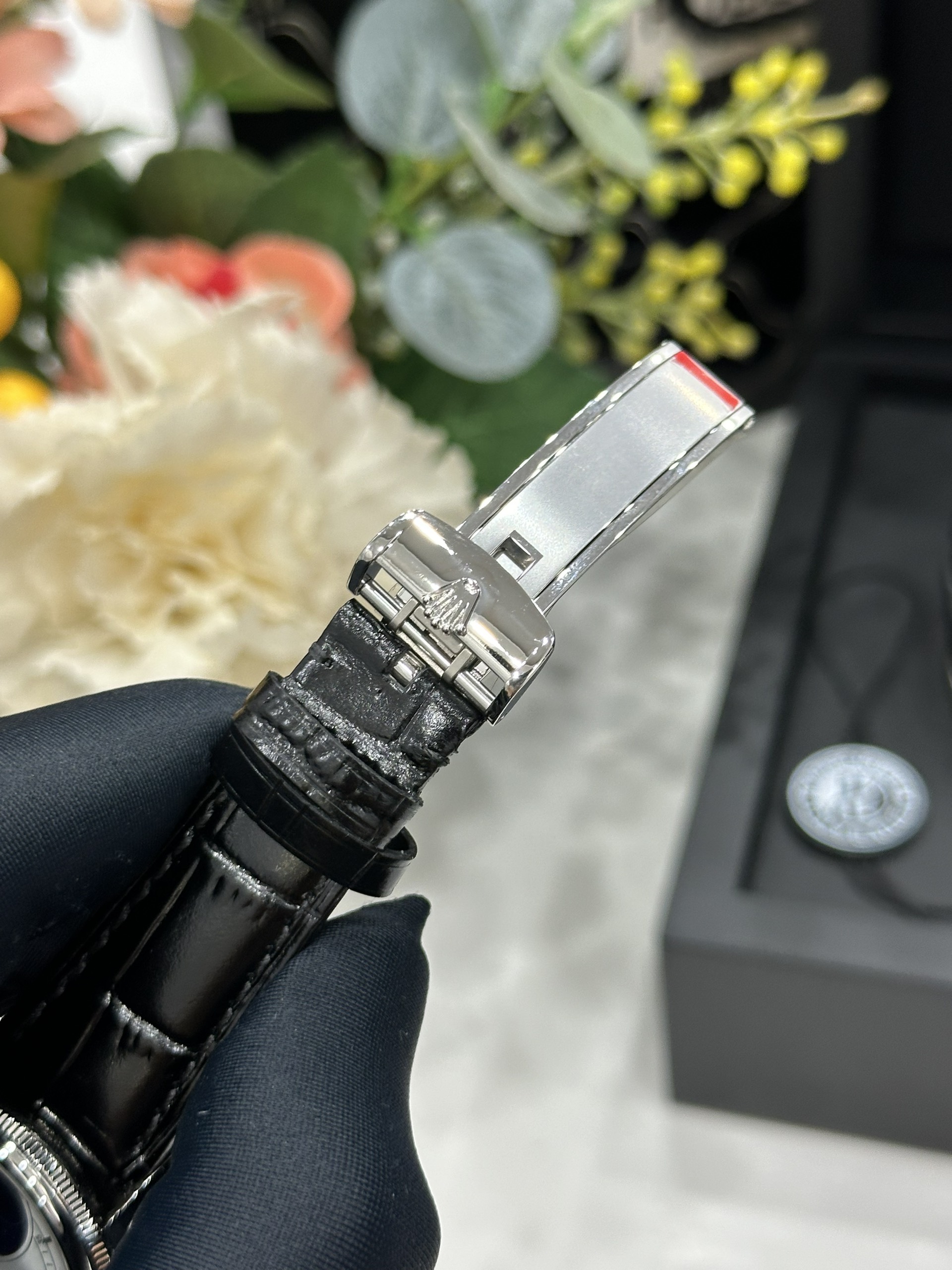 Đồng Hồ Rolex Chế Tác Cellini Moonphase 50535 Thép Trắng Dây Da Màu Đen 39mm (2) Đồng Hồ Rolex Chế Tác Cellini Moonphase 50535 Thép Trắng Dây Da Màu Đen 39mm (5)