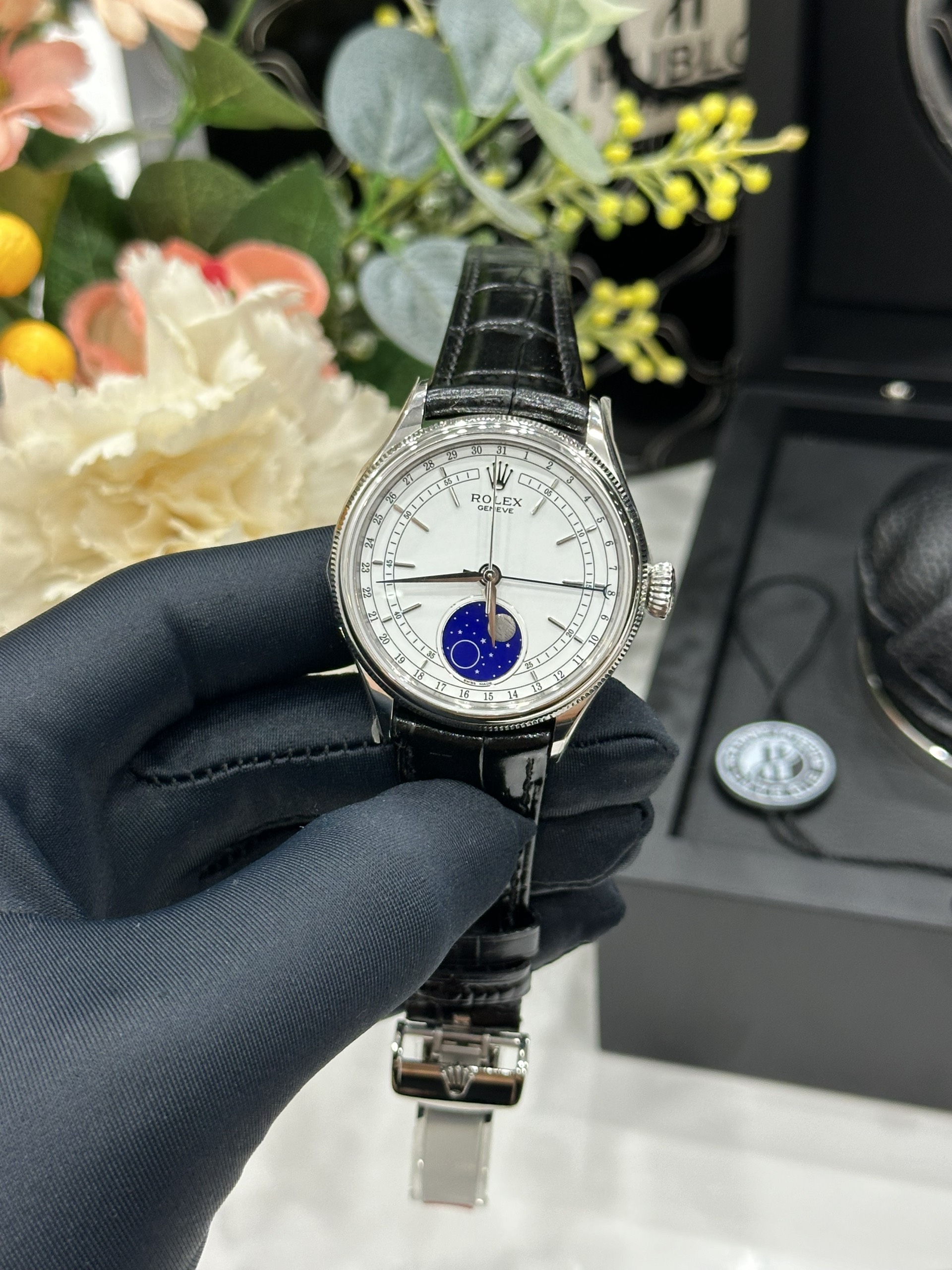 Đồng Hồ Rolex Chế Tác Cellini Moonphase 50535 Thép Trắng Dây Da Màu Đen 39mm (4) Đồng Hồ Rolex Chế Tác Cellini Moonphase 50535 Thép Trắng Dây Da Màu Đen 39mm (5)