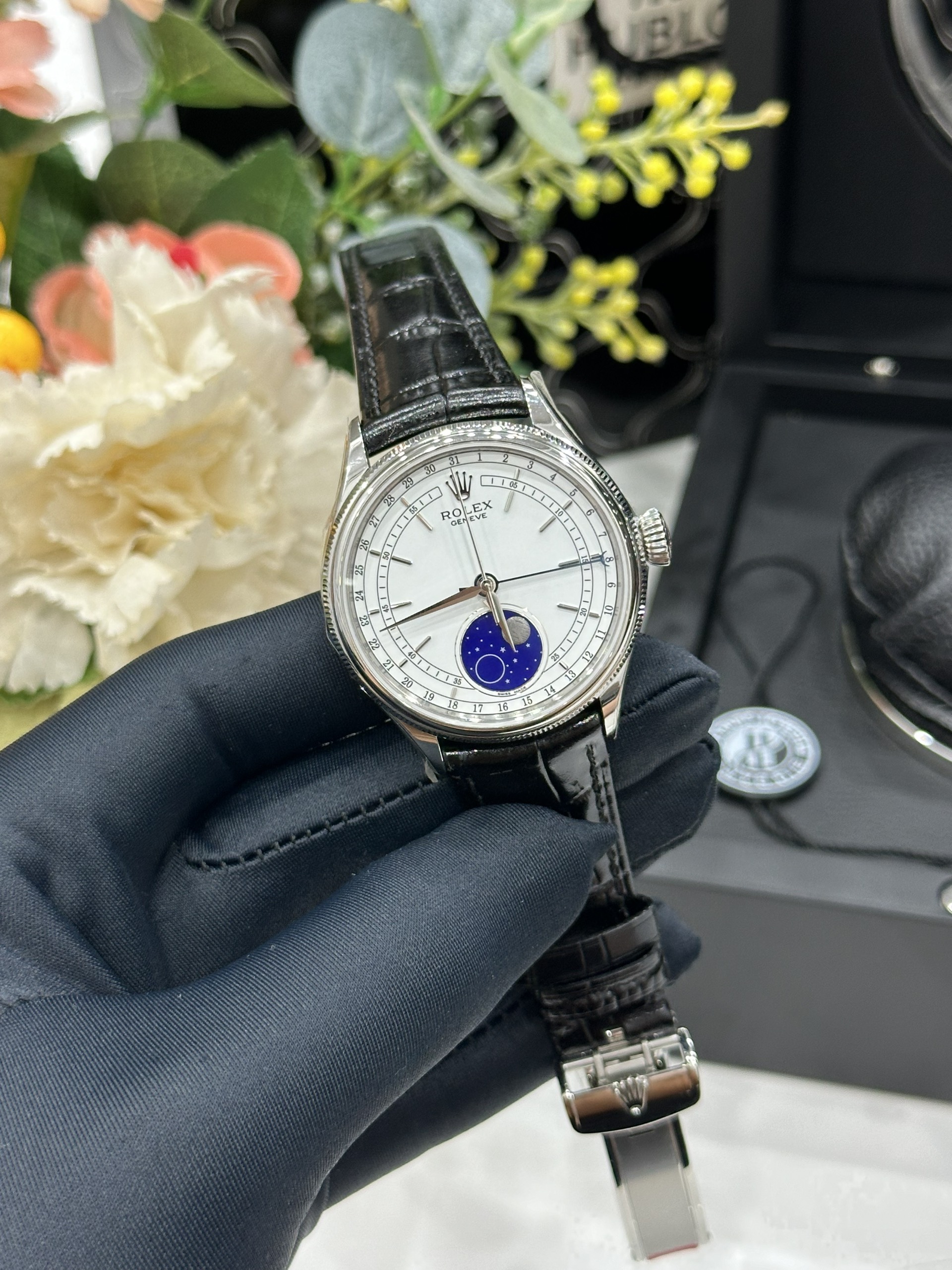 Đồng Hồ Rolex Chế Tác Cellini Moonphase 50535 Thép Trắng Dây Da Màu Đen 39mm (5) Đồng Hồ Rolex Chế Tác Cellini Moonphase 50535 Thép Trắng Dây Da Màu Đen 39mm (5)