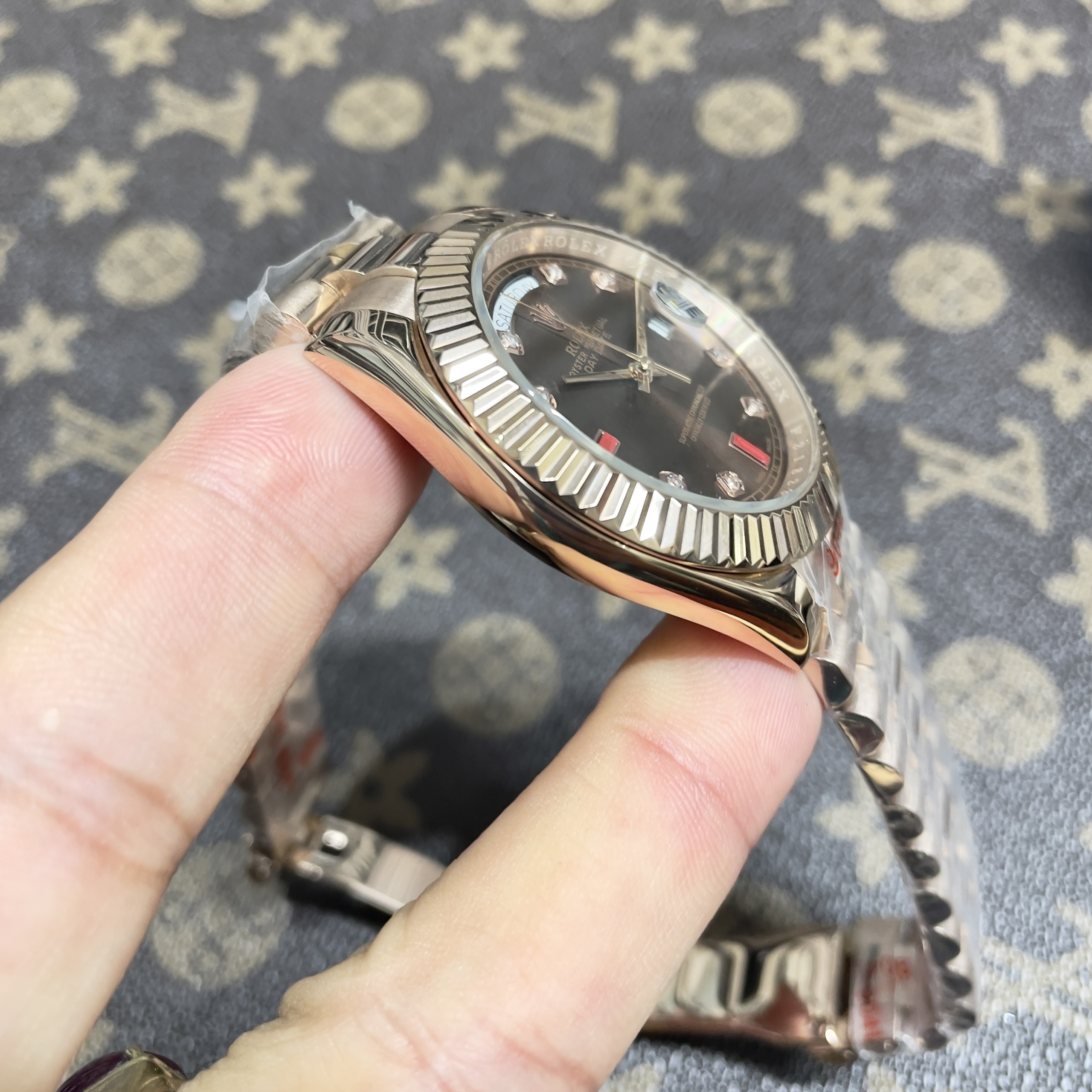 Đồng Hồ Rolex Fake Máy Nhật Day-Date Chocolate Cọc Ruby Đỏ 36-41mm (3) Đồng Hồ Rolex Fake Máy Nhật Day-Date Chocolate Cọc Ruby Đỏ 36-41mm (5)