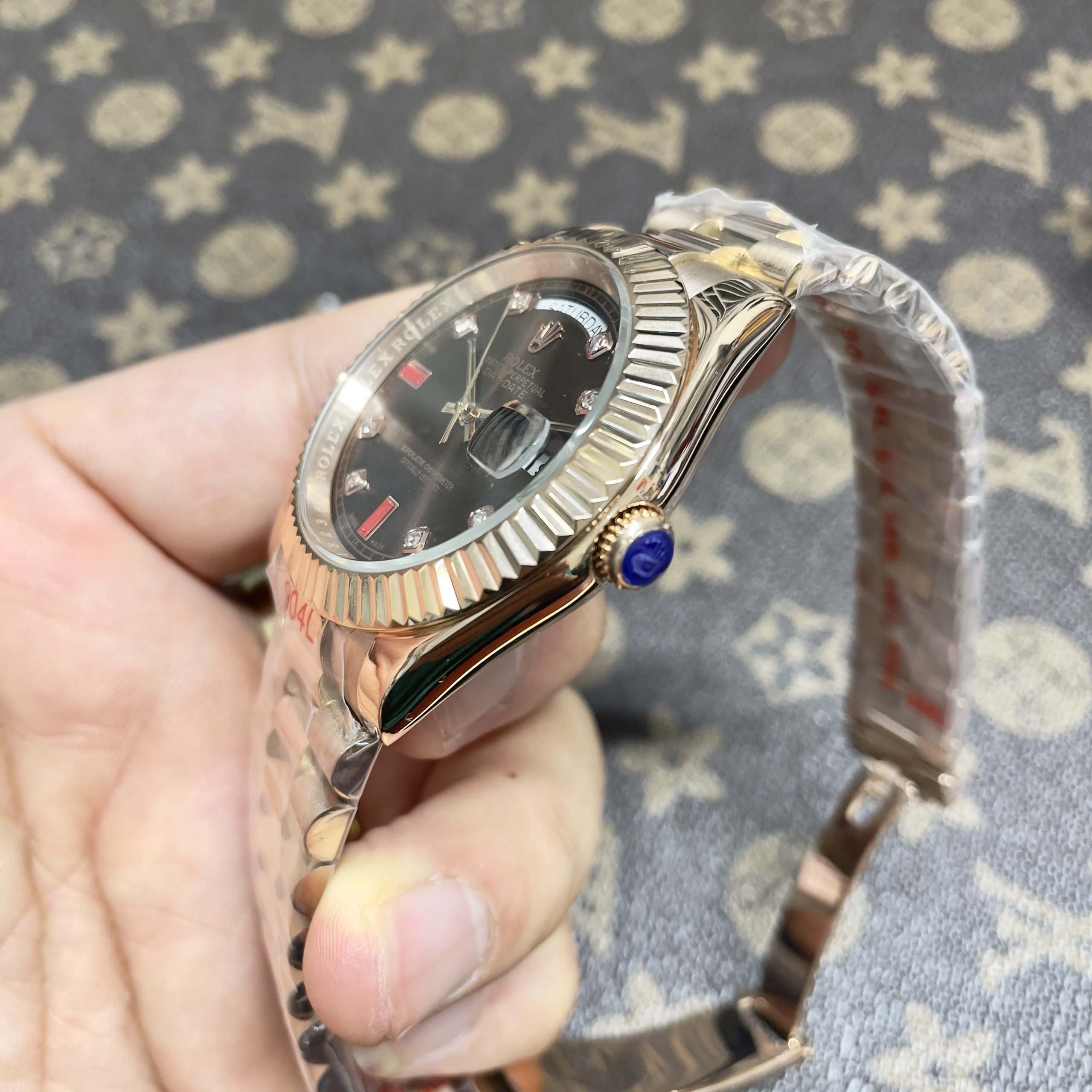 Đồng Hồ Rolex Fake Máy Nhật Day-Date Chocolate Cọc Ruby Đỏ 36-41mm (4) Đồng Hồ Rolex Fake Máy Nhật Day-Date Chocolate Cọc Ruby Đỏ 36-41mm (5)