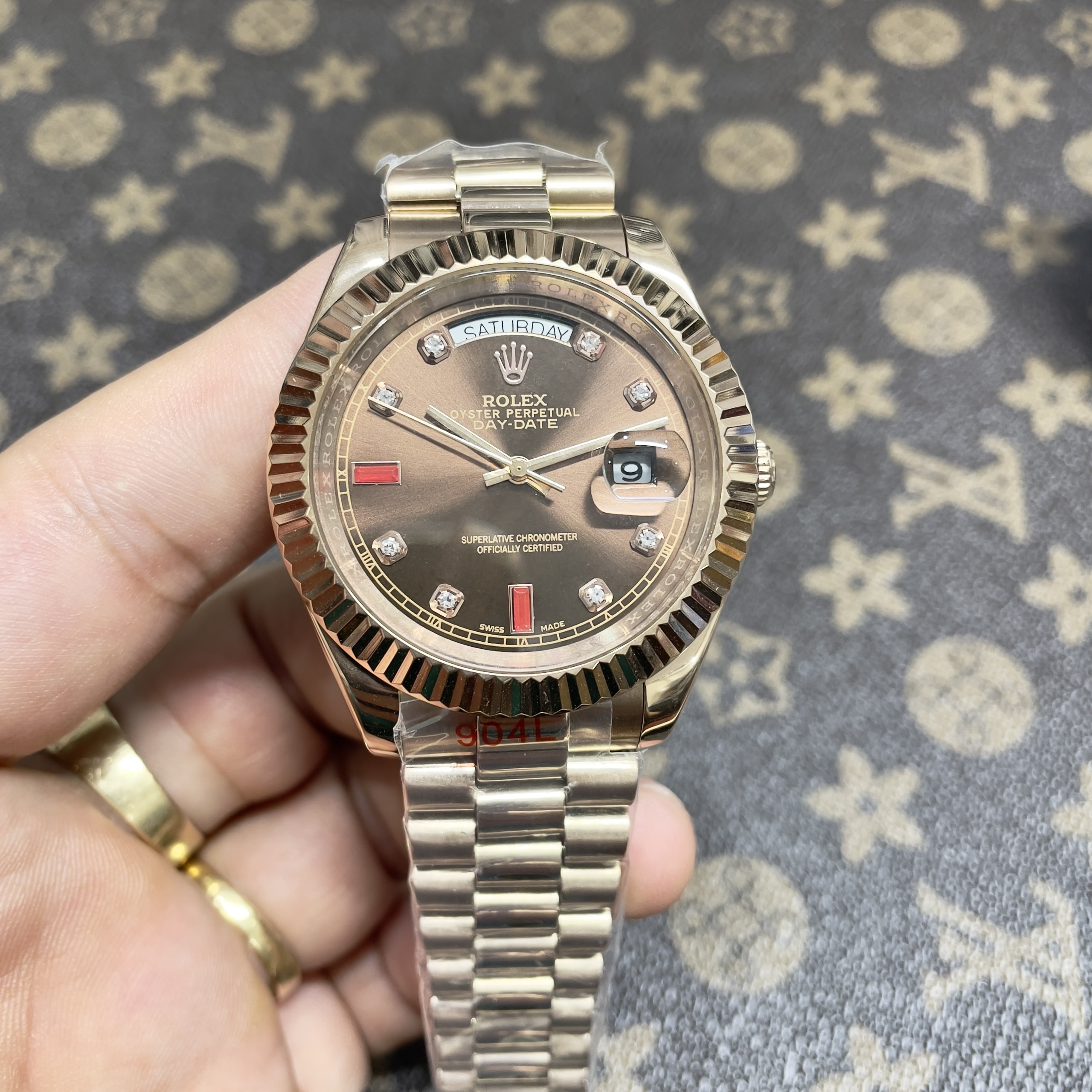 Đồng Hồ Rolex Fake Máy Nhật Day-Date Chocolate Cọc Ruby Đỏ 36-41mm (6) Đồng Hồ Rolex Fake Máy Nhật Day-Date Chocolate Cọc Ruby Đỏ 36-41mm (5)