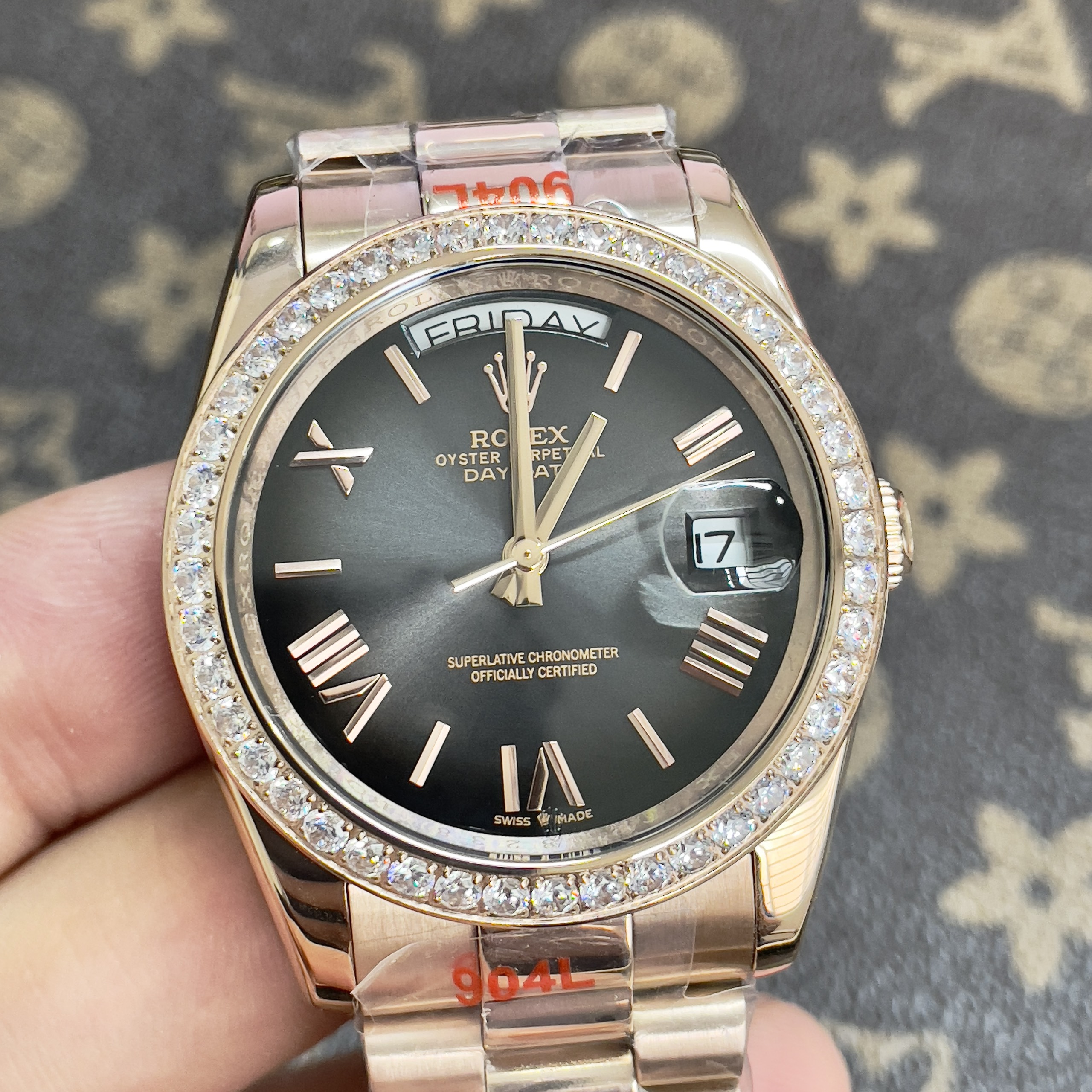 Đồng Hồ Rolex Fake Máy Nhật Day-Date Mặt Xám Khói New 2024 40mm (5) Đồng Hồ Rolex Fake Máy Nhật Day-Date Mặt Xám Khói New 2024 40mm (1)