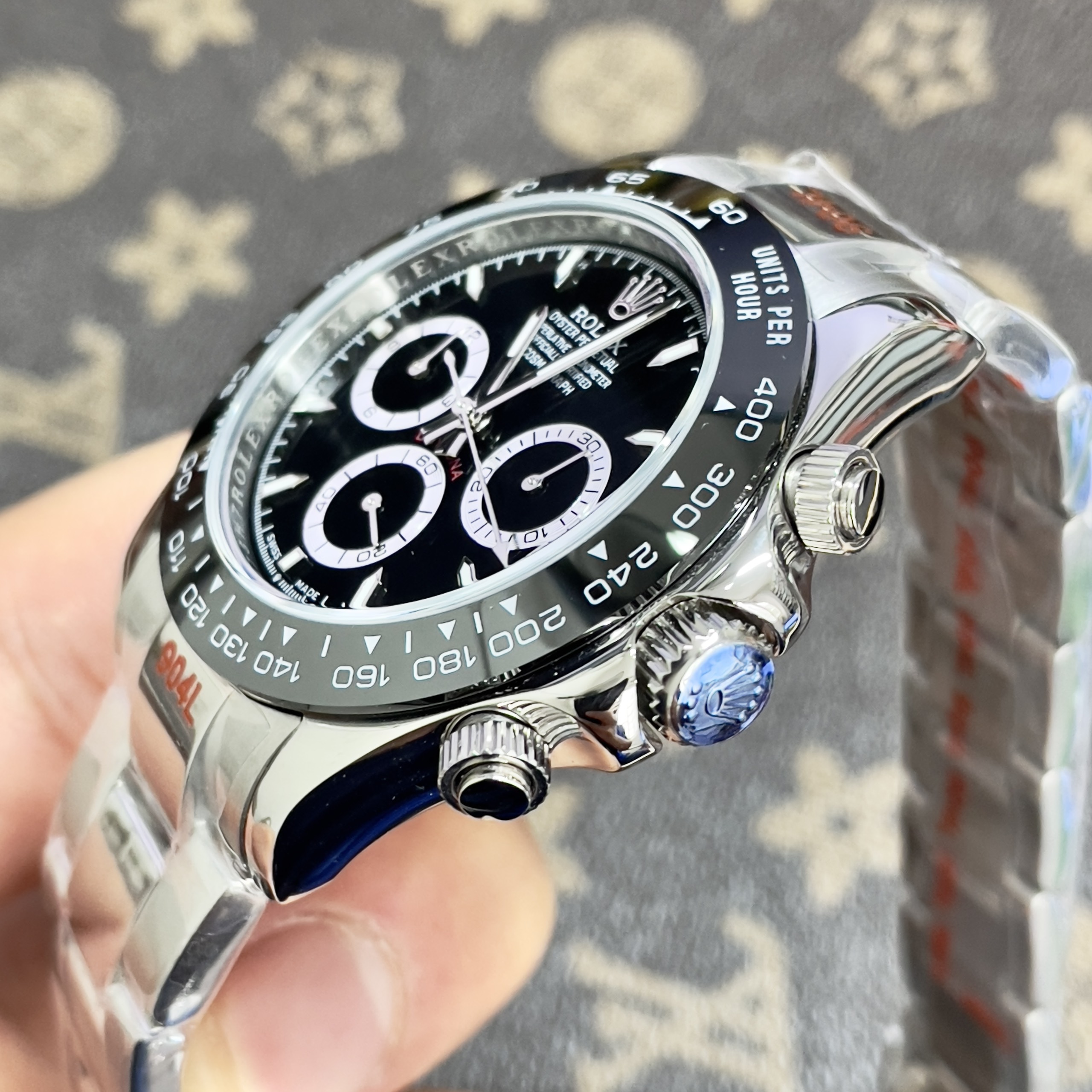 Đồng Hồ Rolex Fake Máy Nhật Daytona Mặt Đen Cọc Dạ Quang 40mm (6) Đồng Hồ Rolex Fake Máy Nhật Daytona Mặt Đen Cọc Dạ Quang 40mm (1)