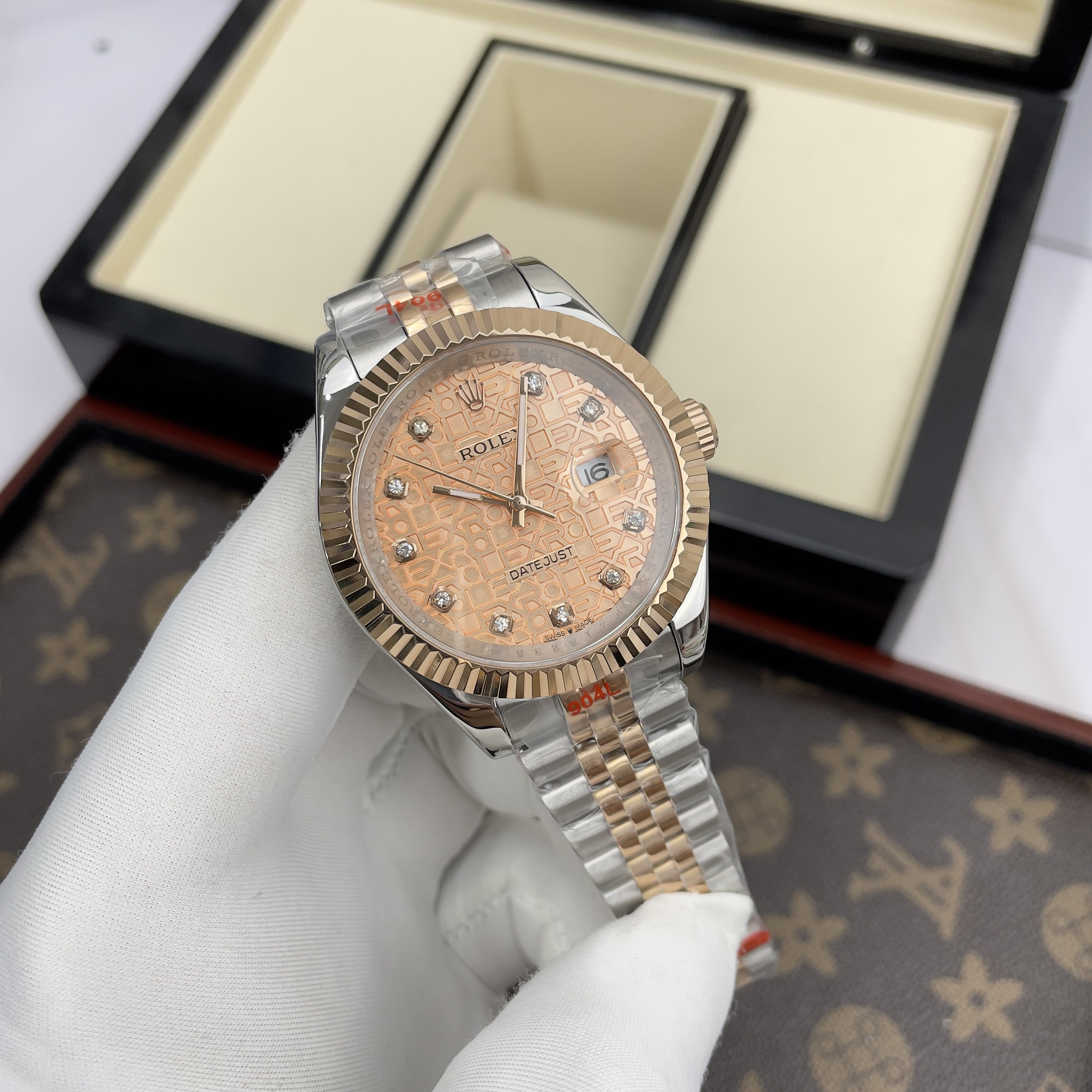 Đồng Hồ Rolex Máy Nhật DateJust Mặt Vi Tính Màu Demi Hồng (1) Đồng Hồ Rolex Máy Nhật DateJust Mặt Vi Tính Màu Demi Hồng (4)
