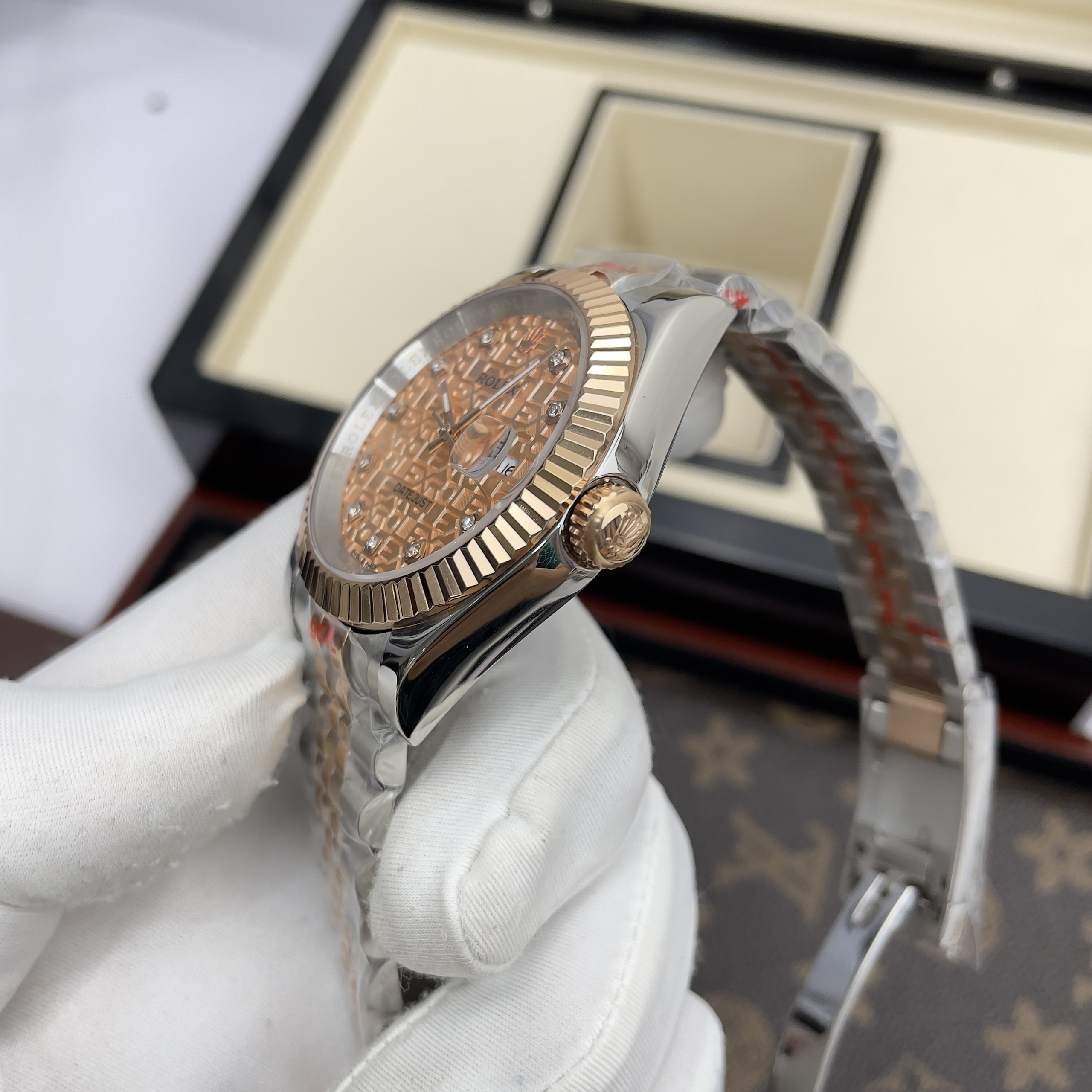 Đồng Hồ Rolex Máy Nhật DateJust Mặt Vi Tính Màu Demi Hồng (2) Đồng Hồ Rolex Máy Nhật DateJust Mặt Vi Tính Màu Demi Hồng (4)